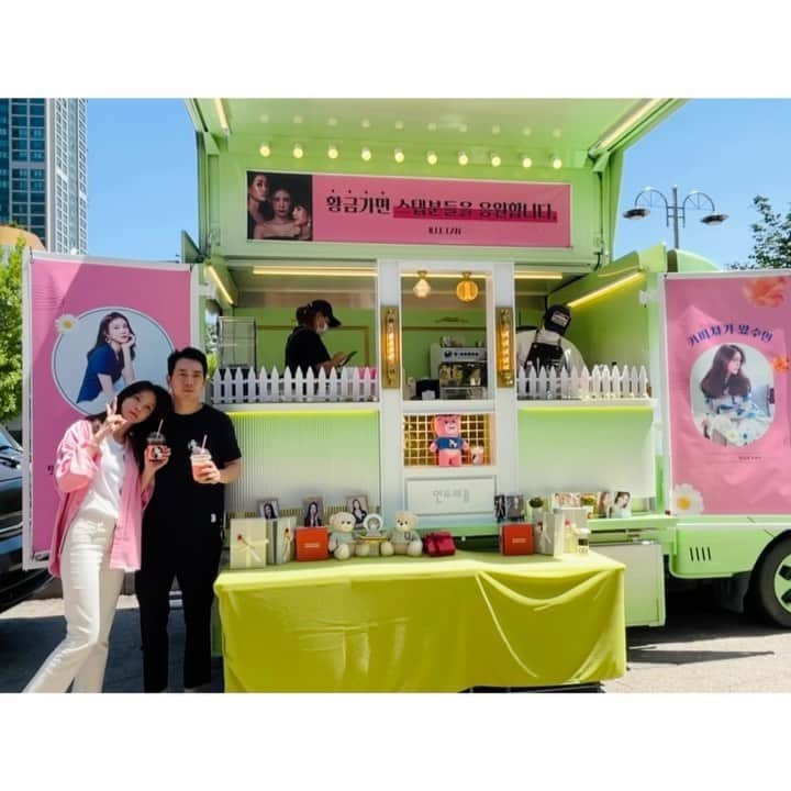 チャ・イェリョンのインスタグラム：「커피차 앞💕  황금가면 오늘도 함께해요」