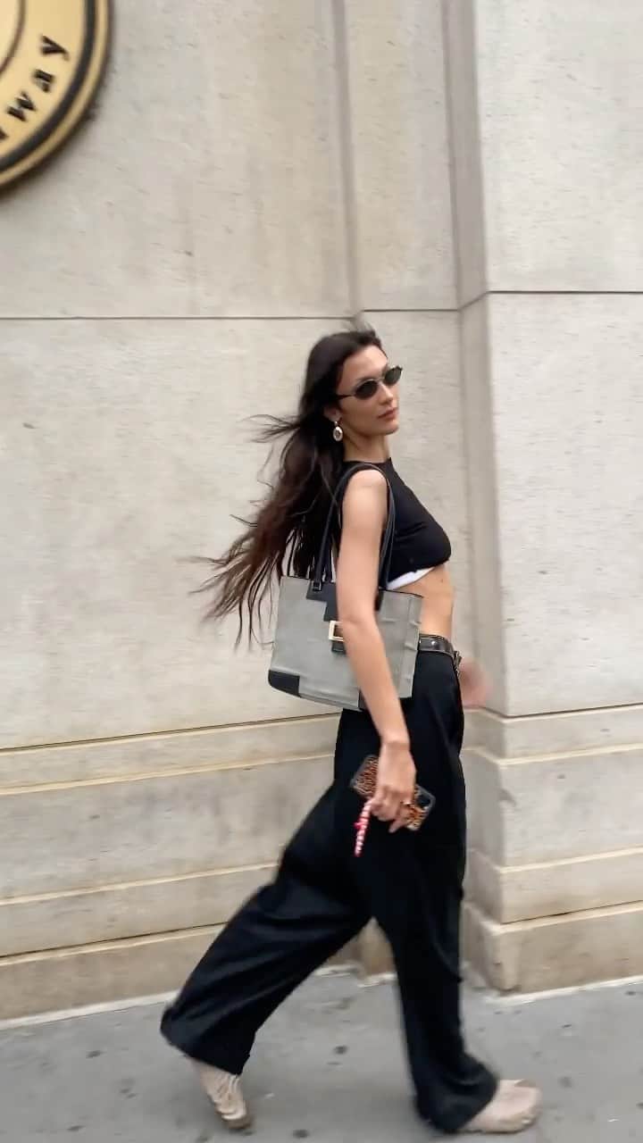 エイティーズのインスタグラム：「@bellahadid in the Roxy Trousers」