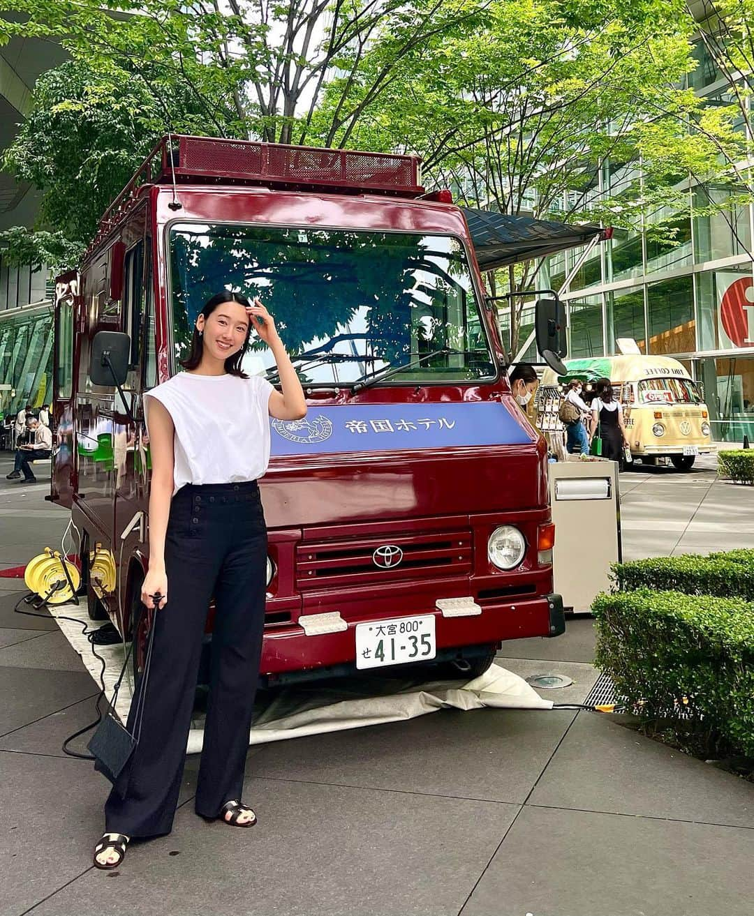 松原汐織のインスタグラム：「#lunch  晴れ×屋外でランチ＝最高🙌🏻 @saya_tajima と東京国際フォーラムにある帝国ホテルのキッチンカーでランチしました🍴💕 ・ 「ミートボールと野菜のカレー＆ライス サスティナブルソルト風味」と 「パオで包んだビーフシチューのサンドイッチ」と 「スモークサーモンのクロワッサンサンド」を食べたのですが、美味しくてペロリ😋 ・ 普通のキッチンカーとはレベルが違って、さすが帝国ホテルクオリティ！味の深さや旨味が素晴らしいの一言👏🏻 私は特にカレーがお気に入り🍛 メニューが週替わりなので次週以降も気になります💘 ・ 今月は平日限定で東京国際フォーラムの有楽町駅側広場に出店しているそうです🚚 ー T shirt - @inscrire_official #inscrire  Trousers- @weekendmaxmara #weekendmaxmara  Bag -  @newbottega #bottegaveneta  Sandals - @hermes #hermes  ー #帝国ホテル #帝国ホテルキッチンカー  #キッチンカー #有楽町 #有楽町グルメ」