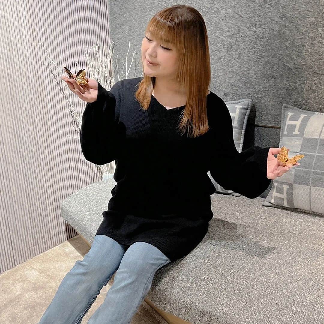 のインスタグラム：「🦋モルフォビューティー🦋  #モルフォとは #ギリシャ語で #｢美しい｣という意味  #ブルーモルフォって #世界一美しい蝶 #と言われてるんだって  #なんだか素敵っ♡  #毛髪内部の #水分量を高めてくれる #ミネコラトリートメント  #まるでシャンプーのcm #みたいになれる🤭✨ #極上の美髪ケアの時間を是非❣️  @morpho.beauty #麻布十番#美容院」