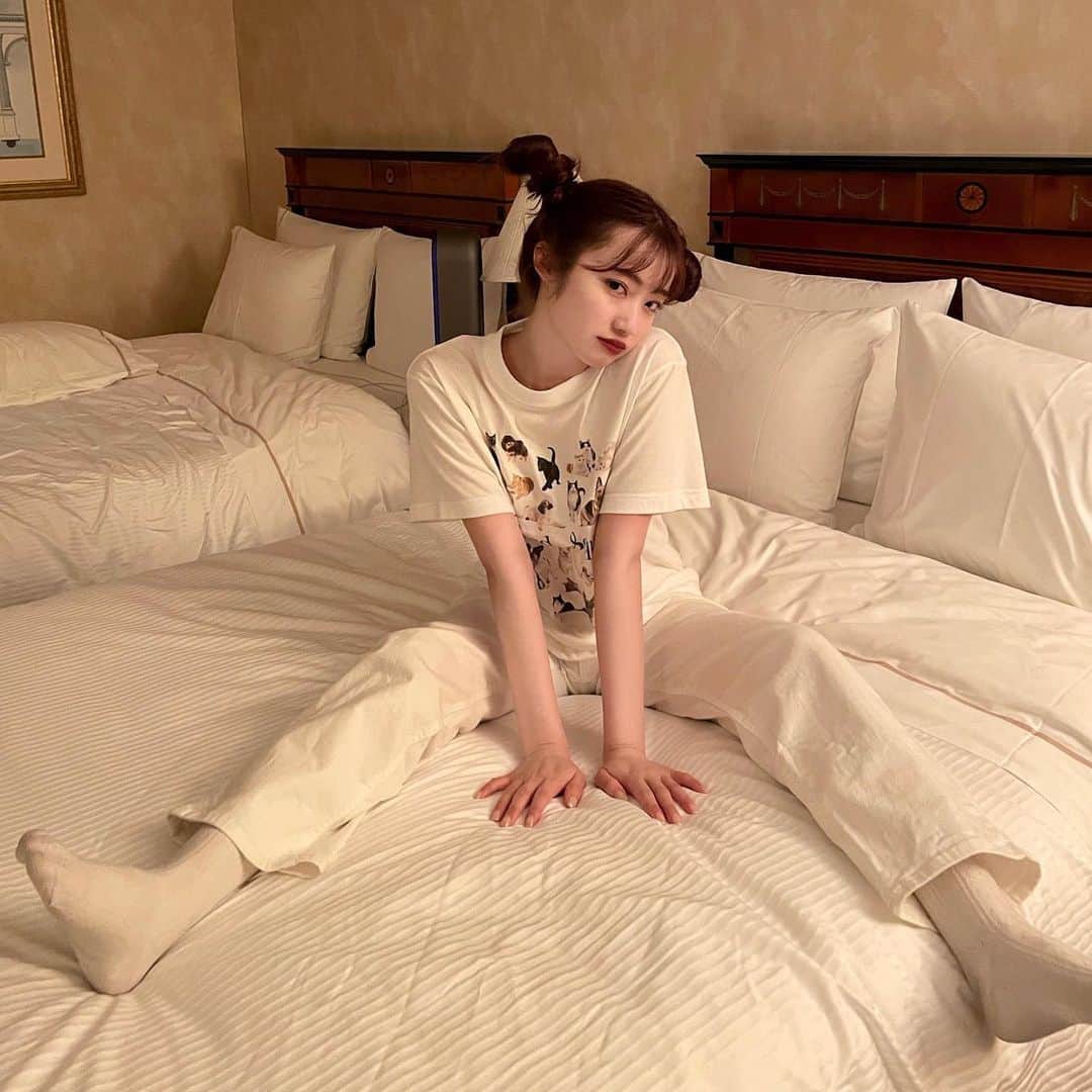 河﨑莉奈のインスタグラム：「可愛いTシャツゲットした👕🐈  最近はマイバッグ持参とか節水を心がけてて、少しでも自分が地球のために出来ることをしていきたい🌍  完全受注製作で、1枚につき100円寄付される素敵な取り組み✨  みんなチェックしてみてね🫶🏻  @palcloset_onlinestore  pr #oneafteranotherNICECLAUP #パルT #推し活 #ちょっとイイコト #サスティナブルファッション #ロゴt #tシャツコーデ」