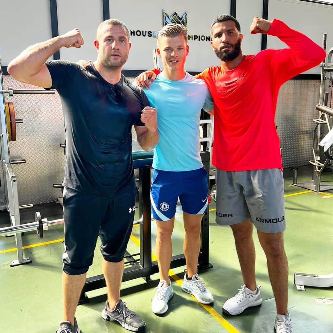 グーカン・サキのインスタグラム：「Ready to go! 🧨 @momineofficial @jordankroonpt」