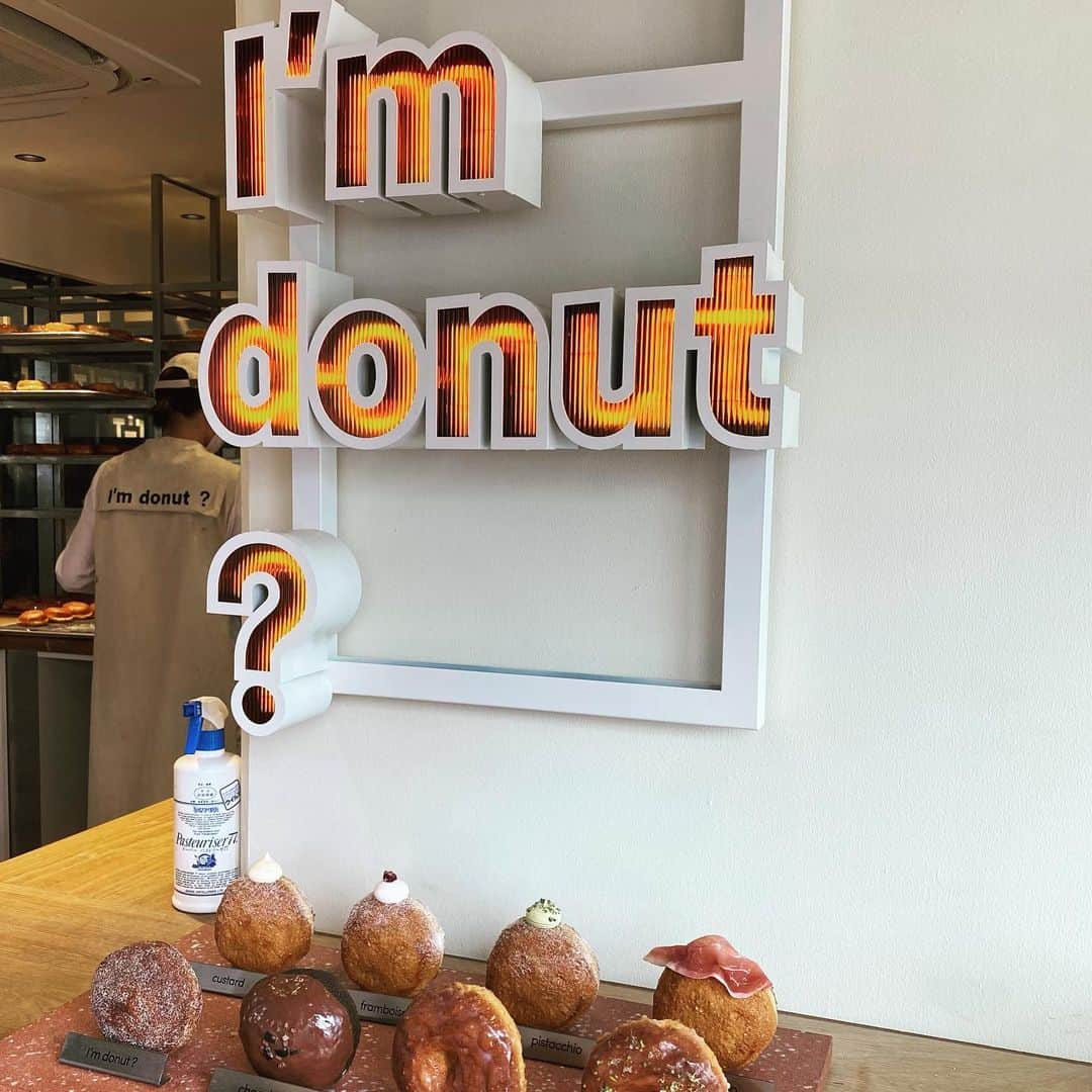 夏焼雅のインスタグラム：「@im.donut_factory ❔  よ　う　や　く　！　！🥹🍩🧡  1時間半くらい並んだかなぁ〜。笑 けどこれは並んだ甲斐あった✨ 生地がもっちもちで甘さとかも程よくて 2〜3個軽〜く食べれちゃう感じ♡ プロシュート・チョコは人気みたいだね〜🫥 次は買えますように🫶🏻💕  #imdonut  #nakameguro  #生ドーナツ  #takeout  #?」