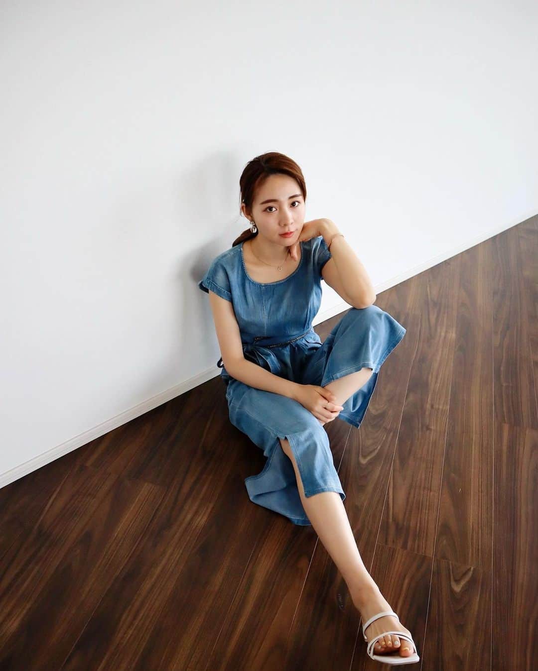 利水翔のインスタグラム：「. 春、夏のお洋服はカラフルで好きです☺️❤️👗 ⁡ ⁡ ⁡ ⁡ ⁡ ⁡ #ootd #setup #denim #セットアップ #私服 #デニム #サンダル #利水つばさ　#ファインダー越しの私の世界」
