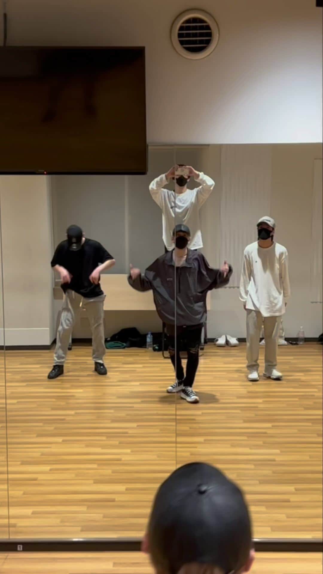 花村想太のインスタグラム：「@naoto_lol と @joeishere_joeofficial と Let me love you踊ってみました！ we are avex's!! Da-iCE×lol×GENIC  #da_ice #dance #sotahanamura #花村想太 #lol #genic #avex」