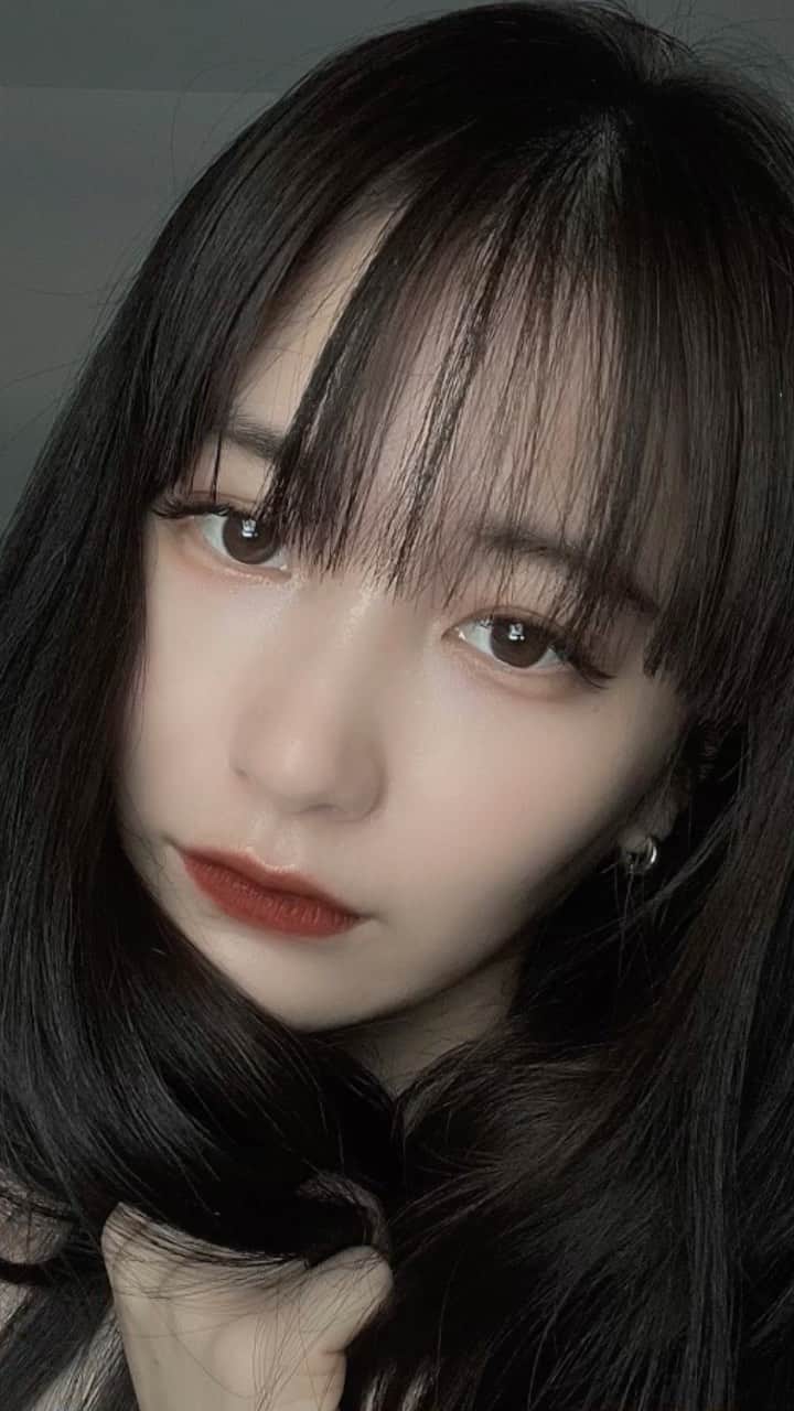 中村くるみのインスタグラム：「💄✴︎  この前ストーリーで載せたメイク動画の反響が凄かったので Reelに残しておきますね🖤  使っているメイクはこちらです💁🏻‍♀️ アイシャドウパールシルバー: @stimmungjp_official YS GL002 リップ: @stimmungjp_official GM ML001 アイライナー: @diorbeauty リキッドアイライナーブラック アイブロウ: @rmkofficial パウダーアイブロウN ハイライト @chanel.beauty ボームエサンシエルスカルプティング  園の送り迎えだけの日だったので、 お肌は下地までですっ👧🏻 最後の写真では濃いリップを足してます！」
