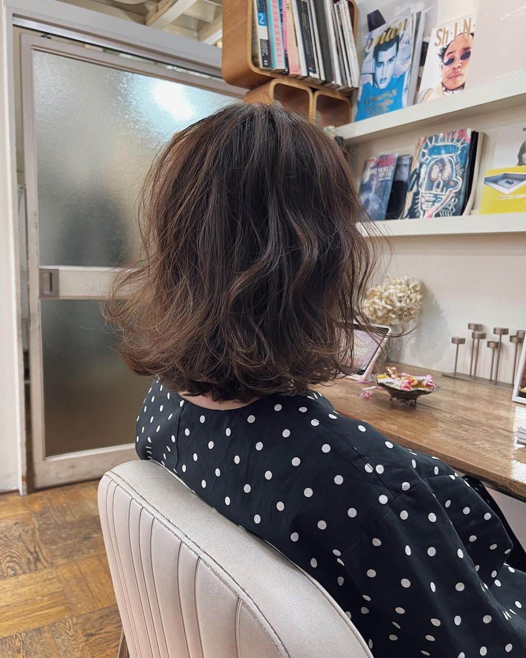 のインスタグラム：「Hair color and cut @roraima.daikanyama 🤍  久しぶりに娘と一緒にヘアサロンへ。 私の放置していた髪がキレイに整い、娘もカットと仕上げにクルクル巻いてもらえてご満悦🥰❤️  いつも優しい服部さん、チームロライマの皆さまありがとうございます✨✨  #haircut #haircolor #roraima #ロライマ代官山」