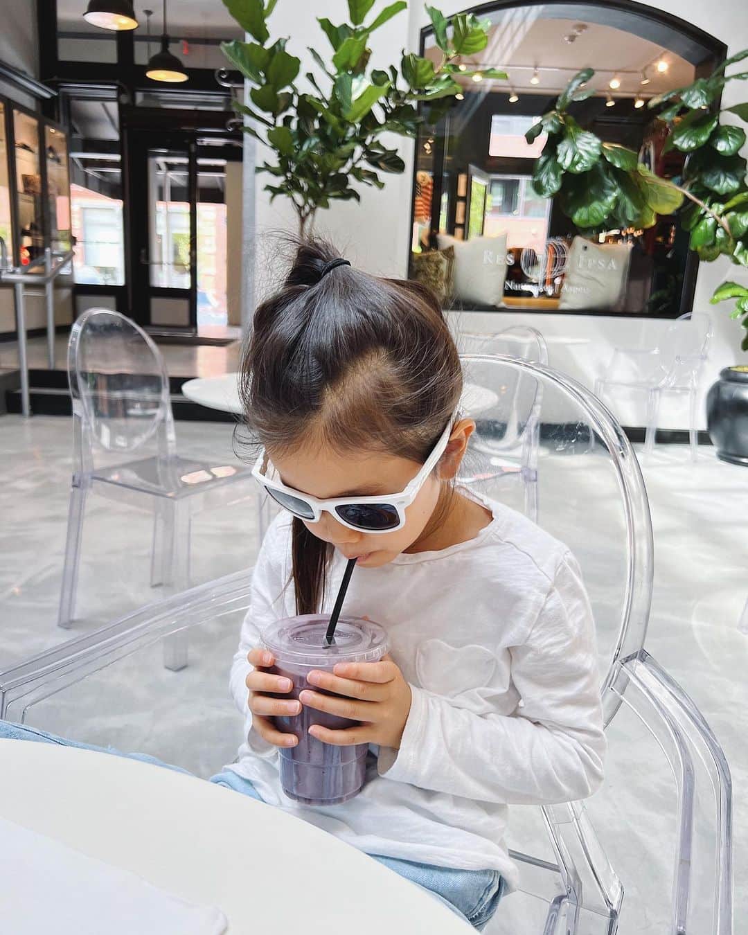 のインスタグラム：「Smoothie time @jus_aspen 💜 公園の後のおやつのスムージー。  2-3枚目は、熊の真似して記念撮影🧸  4枚目は、7年前の大好きな伯母のケイティ。アスペンにもケイティとの楽しい思い出が沢山💛  #aspen #アスペン #jusaspen #summer2022 #mountainlife」