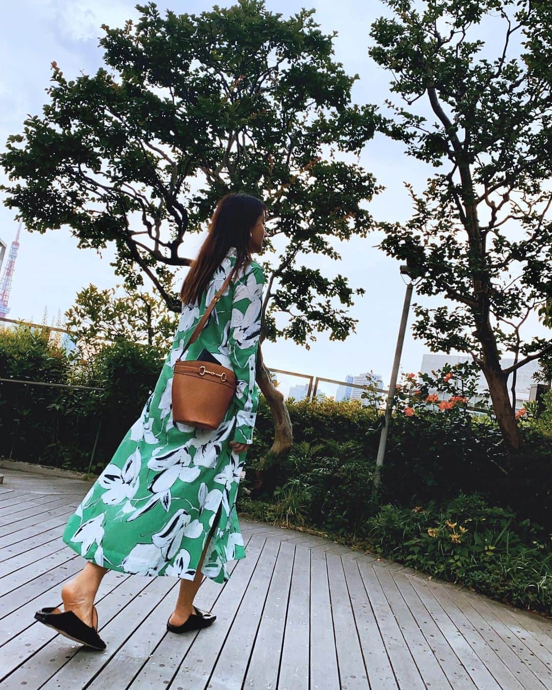 のインスタグラム：「Good morning!  👗→ @adametrope   👜→ @celine   👞→ @sergiorossi   ご機嫌な格好して、 この後、雷雨になるとは⚡️  Have a lovely day! -----------------------------------------  I was in a good mood, but after that there was a thunderstorm⚡️  #柄ワンピ  #グリーンコーデ  #グリーンワンピース」