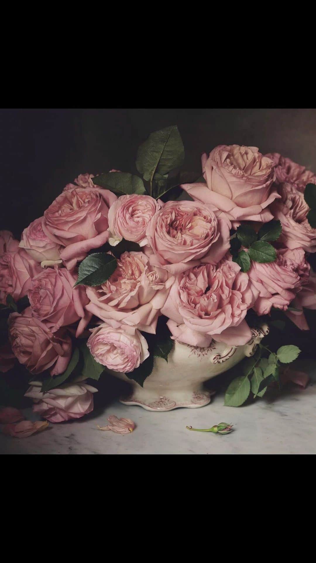 クリスティナ・バザンのインスタグラム：「Some thoughts on the feminine and masculine polarities within us and how I believe the path of ascension is the middle way : the union of both within ourselves. I don’t think truth can be ever found on the left or right but rather in the Unity, the Union of both. That’s what inner work is. Soothing our edges and finding the inner balance. What are your thoughts on this ? ☯︎」