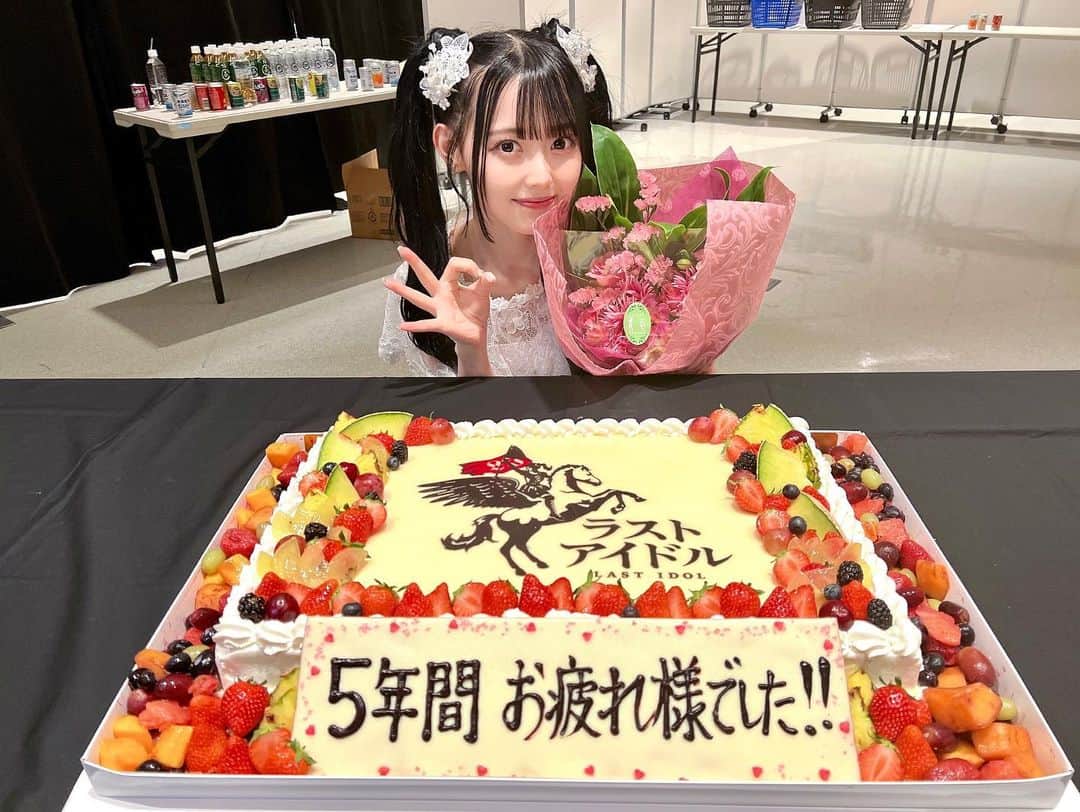 のインスタグラム：「なんでもいいのでレスください🥺 みんなに会いたくて会いたくて震えるー!!  じゃーーん特大ケーキ🤍ིྀ ラストアイドル部分はなんと ホワイトチョコだったよ🍫  キラキラがいっぱいつまった世界✨  #IDOL #ラストアイドル #ケーキ #特大ケーキ #CAKE🎂#パーティ」