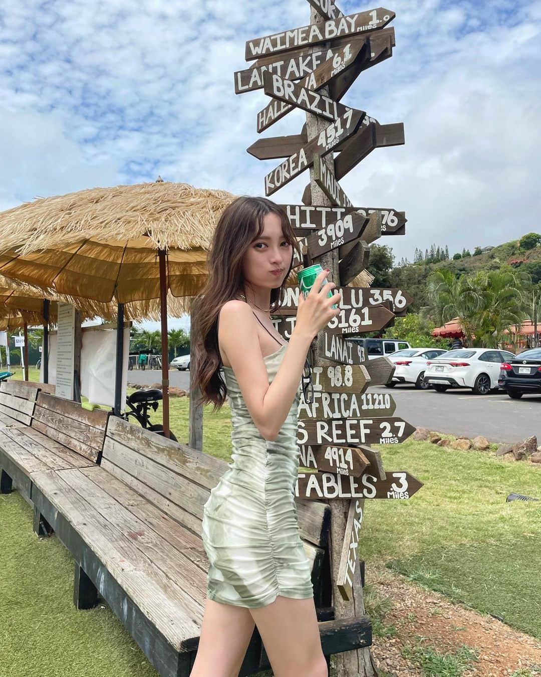 宮内理沙のインスタグラム：「🌿♡ . . センター分けの日☺︎ 撮影の休憩中に可愛い看板を見つけたので沢山撮ってもらいました😎💚  最後のお写真も同じエリアで撮ったのですが広角レンズで撮ると脚がとんでもなく細長くなることに気付きましたとても有難い🤣👏✨笑笑  このワンピ、横のギャザーの入り方が絶妙でスタイル良く見えるからすき🥰　 . . #良く言えばモルモット感 #センター分け #缶と洋服の色が一致しました #靴擦れし過ぎてバンドエイドだらけ #おしゃれは大変ですね  #northshore」