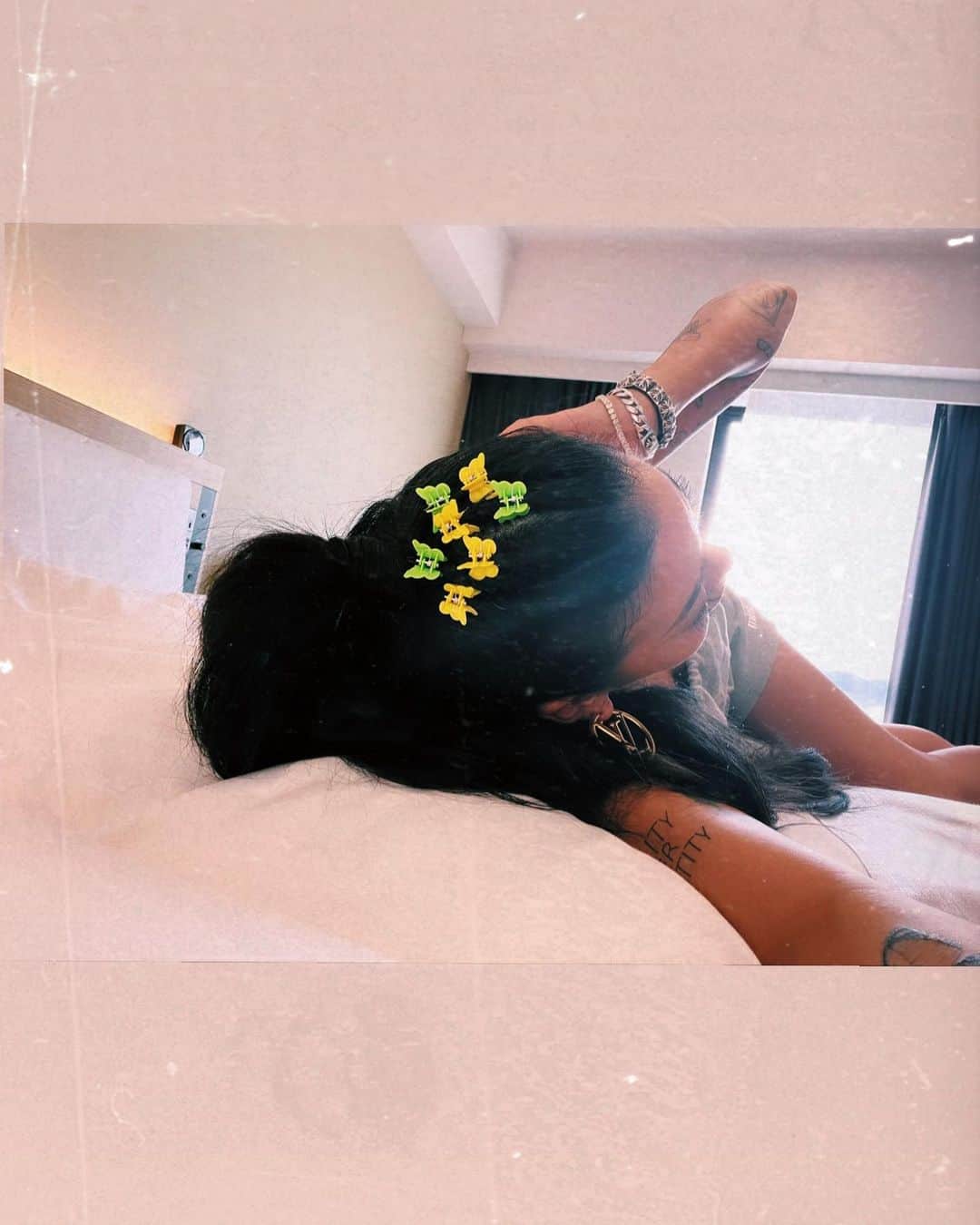 Minamiのインスタグラム：「頭ん中飛んでるバタフライ🦋バタフライクリップ付けて気分は90's. Reliving the 90’s with these butterfly clips💟 oh the days of LiMiTeD🌼TOO💟」