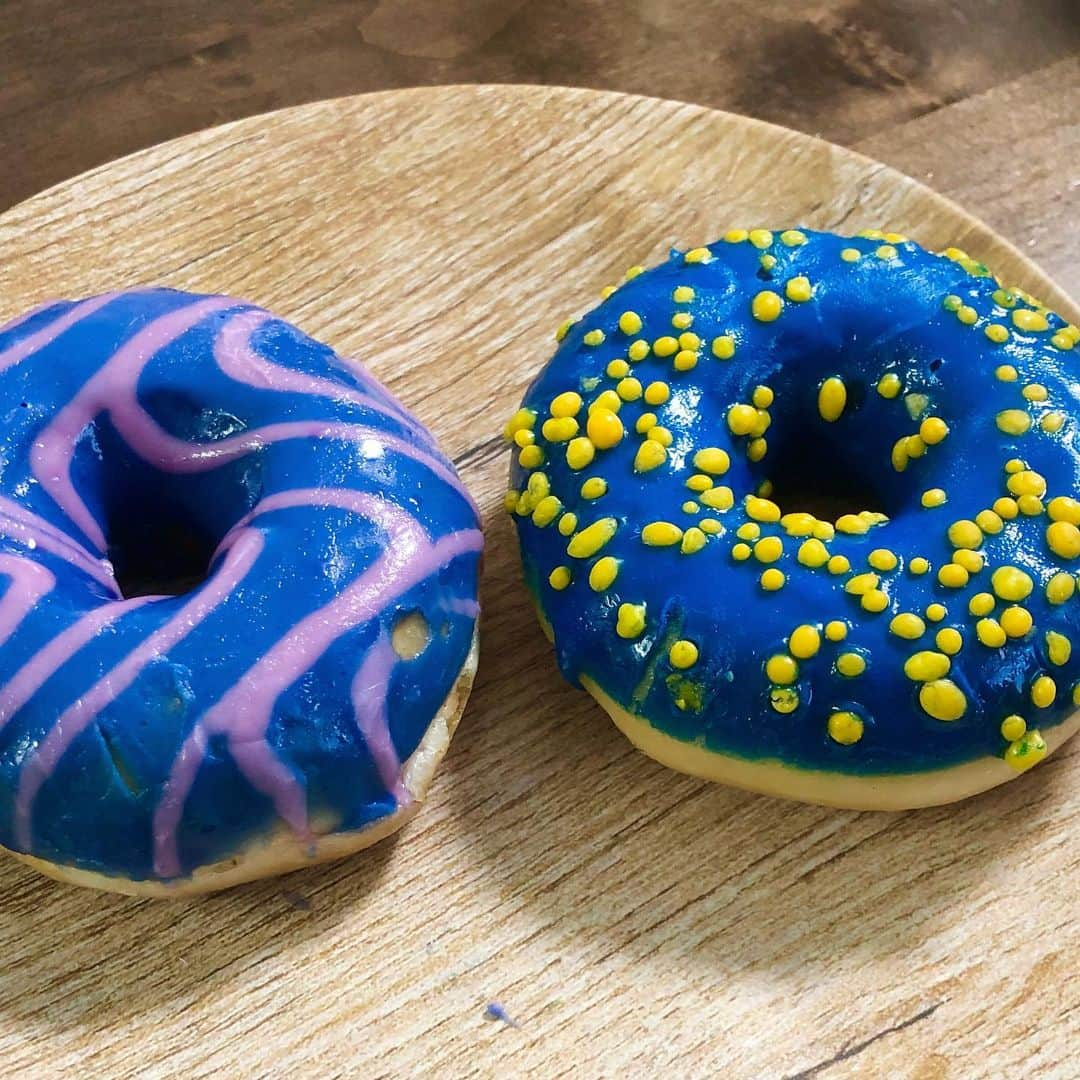 がっちゃんのインスタグラム：「IKEAのドーナツ🍩✨ 色ヤバイけどIKEAカラーだから🤣💦 あとミートボール💕  IKEAへ行くとがっちゃんかお父ちゃんはミートボールを食べてるイメージなのでお土産にしました😊 この日は娘と2人で行って、買うものは決まっていたのに、 買う予定じゃないものだけ買って帰ってきてしまいました😅💦 また行ける‼︎👍  #IKEA #イケア #ドーナツ #ミートボール #donuts」