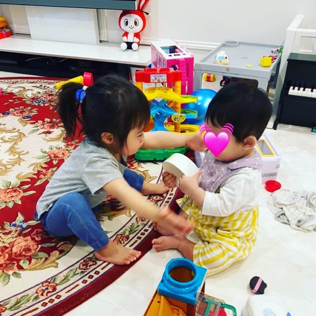 桜田聖子のインスタグラム：「こんばんは😊　　　  ここ数日、韓国に住む、ママの妹が生後９ヶ月の長男・ユノくんを連れて、我が家に滞在していました✨  輝馬がビックリするくらい、ユノくんに対してお兄さんで驚いた💕  ハグしたり、いい子いい子したり、手を差し伸べたり、オモチャの使い方を教えたり😉  ユノくんにすごく優しくて、しっかりお兄さんしていました❣️ 　 フィーリングが合うらしく、とても仲良しになれた輝馬＆ユノ💕  韓国と日本で少しはなれてるけど、従兄弟同士、ずっと仲良しでいてほしいな☺️  この2人、可愛すぎるー🥰  #downsyndrome #specialneeds #trisomy21 #ダウン症 #ダウン症候群 #トリソミー21 #3歳3ヶ月 #成長記録 #生まれてきてくれてありがとう  #心室中隔欠損症  #男の子ママ  #男の子 #boy #ダウン症ボーイ #trisomy21boy #いとこ」
