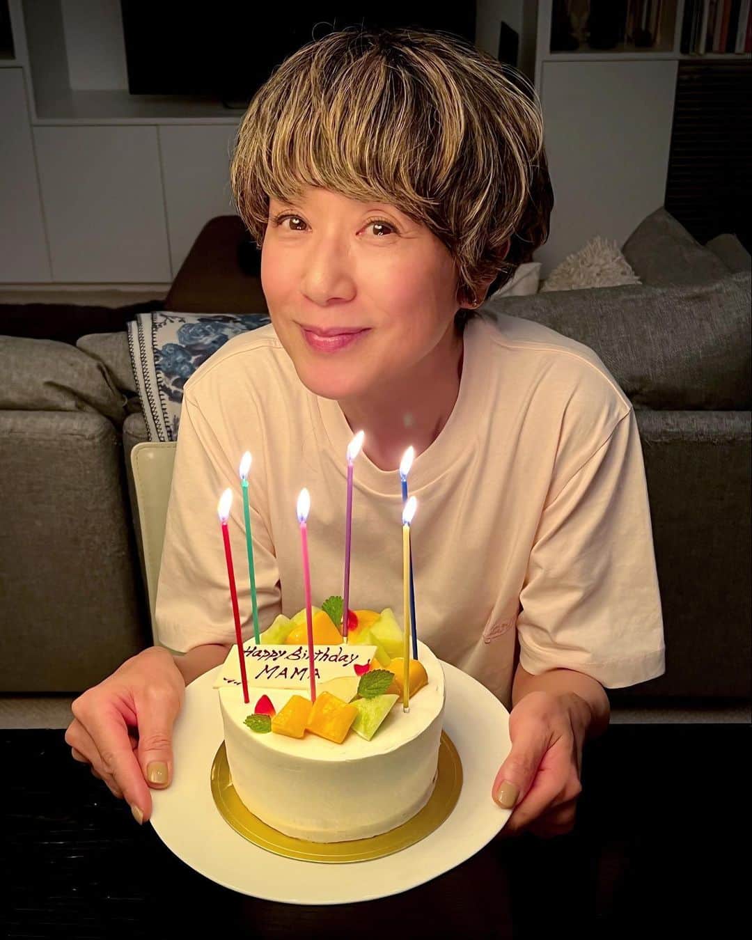 黒田知永子のインスタグラム：「. HBD自分🎂👏  #61歳になりました  #みんないつもありがと #最後の写真は加工アプリスノウで娘が撮ってくれました笑 シワ無し👌 #黒田知永子 #chiekokuroda」