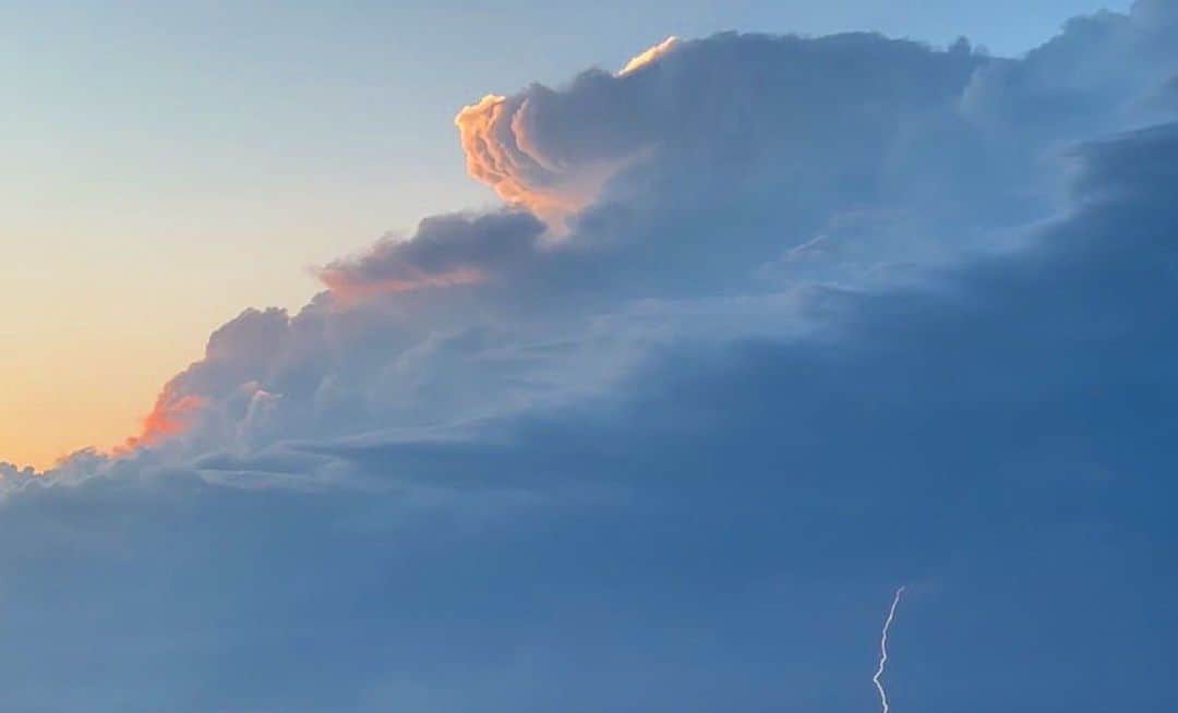 のインスタグラム：「不安定なお天気が続いていますが、 お元気ですか？ 雨の影響はもちろん、 こういった変化の多い天気の時は 身体もつかれやすいので、 夜はゆっくりと休んでください🙏 夜にお仕事というかたも たくさんいらっしゃると思います。 どうか無理せず、 時々深呼吸をしたりして お仕事踏ん張ってください🙏 . #木10 『 #やんごとなき一族 』 第7話から1日たちました。 本当に本当に本当に ありがとうございます…！！！ . これからTVerや録画で観てくださるかたも たくさんいらっしゃると思うので 本編に関することは、 いつものように少し後で書きますね☺️ . 写真は、家族が送ってくれたもの。 まるで今の深山家のような空模様… でも この景色には続きがあるのです💡 その続きは明日に✨ . どのかたも、良い夜を⭐️ おやすみなさい🍀✨」