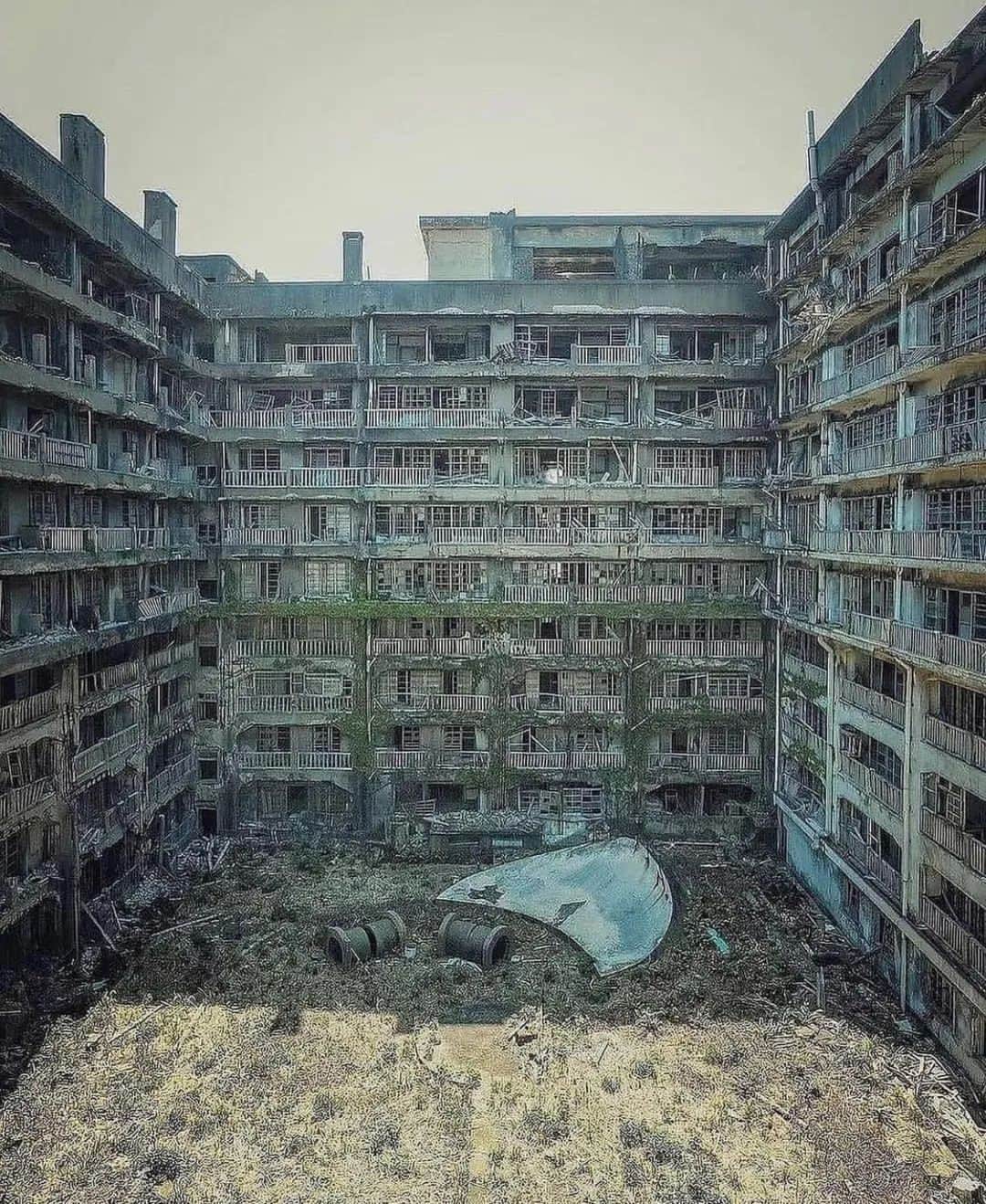 Abandoned Placesさんのインスタグラム写真 - (Abandoned PlacesInstagram)「Hashima Island (端島) is an abandoned island of Nagasaki, lying about 15 kilometers (9 miles) from the center of the city. It is one of 505 uninhabited islands in Nagasaki Prefecture. The island's most notable features are its abandoned concrete buildings, undisturbed except by nature, and the surrounding sea wall... 😳   📸 @espinas3   Via @deserted.places  #deserted #desertedplaces #desertedbeach #desertedisland #deserted_ohio #desertedgetrailcams #desert #deserts #creepy #creepycute #creepyart #creepyfacts #creepypasta #abandoned #abandonedplaces #abandoned_junkies #abandonedafterdark #abandonedworld #abandonedbuilding #abandonedcentral #abandonedcar #abandonedexcellence #abandonedphotography #abandonedhouse #abandonedporn #abandonedcars #abandonedfactory #abandonedplace #abandonedbuildings #abandonedearth .」6月4日 0時36分 - itsabandoned