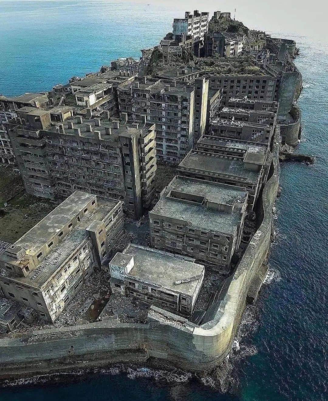 Abandoned Placesさんのインスタグラム写真 - (Abandoned PlacesInstagram)「Hashima Island (端島) is an abandoned island of Nagasaki, lying about 15 kilometers (9 miles) from the center of the city. It is one of 505 uninhabited islands in Nagasaki Prefecture. The island's most notable features are its abandoned concrete buildings, undisturbed except by nature, and the surrounding sea wall... 😳   📸 @espinas3   Via @deserted.places  #deserted #desertedplaces #desertedbeach #desertedisland #deserted_ohio #desertedgetrailcams #desert #deserts #creepy #creepycute #creepyart #creepyfacts #creepypasta #abandoned #abandonedplaces #abandoned_junkies #abandonedafterdark #abandonedworld #abandonedbuilding #abandonedcentral #abandonedcar #abandonedexcellence #abandonedphotography #abandonedhouse #abandonedporn #abandonedcars #abandonedfactory #abandonedplace #abandonedbuildings #abandonedearth .」6月4日 0時36分 - itsabandoned