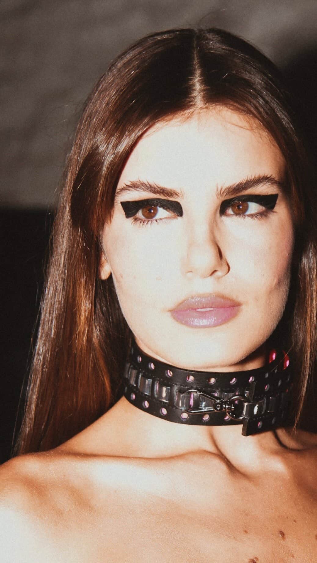 Camila Queirozのインスタグラム：「Os bastidores dos bastidores.  Um pouquinho de como tudo aconteceu. O frio na barriga, a vontade de fazer acontecer. Voltar às passarelas como modelo foi eletrizante, me fez vibrar.  Obrigada @boldstrap e @billmacintyre pelo convite e @13thprod por confiarem em mim! Viva a nossa moda nacional que a cada ano se supera, viva @spfw que mostra pro mundo a nossa qualidade e cultura. Viva todos os profissionais apaixonados e dedicados que fazem essa mágica que é a passarela acontecer. Até breve 😘❤️‍🔥」