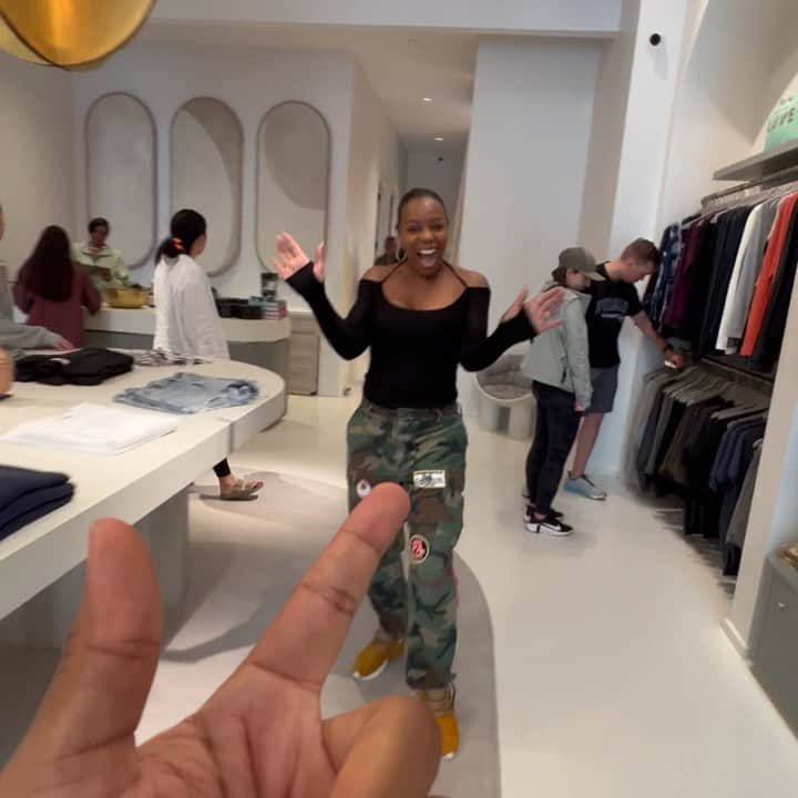 バウ・ワウのインスタグラム：「Popped up on my mom at her NEW store ! She had no clue!   Ladies if you’re in ATL make sure you stop by!   1115 Howell Mill RD @thetasteboutique.atl @ms.teresacaldwell」