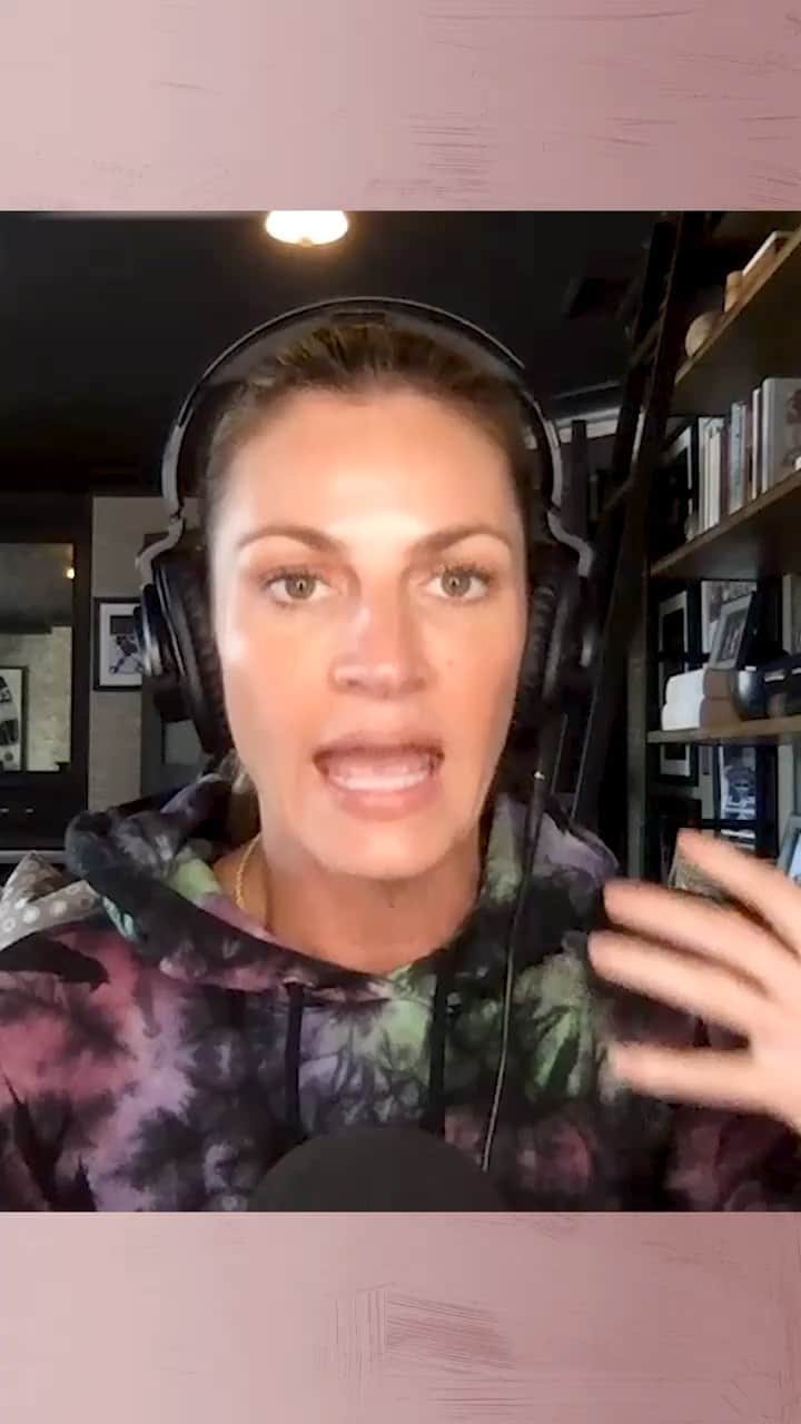 エリン・アンドリューズのインスタグラム：「If you know me, you know I’m OBSESSED with @dccheerleaders. Guess what happens when I got to vacation with one?? Yes, I got to practice kicks and routines with her. Even in the middle of a bar. Dream come true! Thank you @ashholland_ !! I need you on every trip. @calmdownpodcast @charissajthompson」