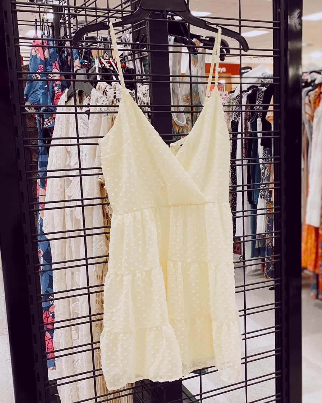 T.J.マックスのインスタグラム：「POV: You're looking for the perfect picnic fit.​�Save big on summer fashion you've been craving in store and online, link in bio​」
