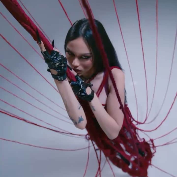 マギー・リンデマンのインスタグラム：「ITS OUT!!! 🖤🕷🔪」