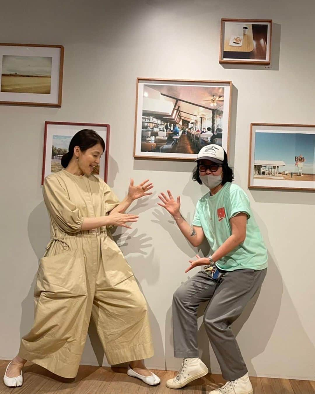 石田ゆり子のインスタグラム：「日付変わって、きのう、になってしまったが 高橋ヨーコ展 the seat was open へ 行ってきた。昨日はほんとに おかしないちにちで 突然の雷雨と、地図アプリの混乱🫤で どうしても目的地に辿り着けずこれはもしかして パラレルワールドへ迷い込んだのかもなどと半ば本気で思い込んだ。 しかし、意地でたどり着いた (いや普通に辿り着ける場所にあるのに！) 日本橋の堀留画廊は それはそれは素敵なカフェのなかにある 魔法がかかったような 一角だった。 高橋ヨーコさんとは同じ歳。 同級生❗️ ヨーコちゃん(勝手にちゃん付け)の写真は、 切ない。優しい。 そしてキリリと美しい。 彼女の視点、モノや人との距離感、美意識、わたしはとても憧れる。素敵だったなぁ。」