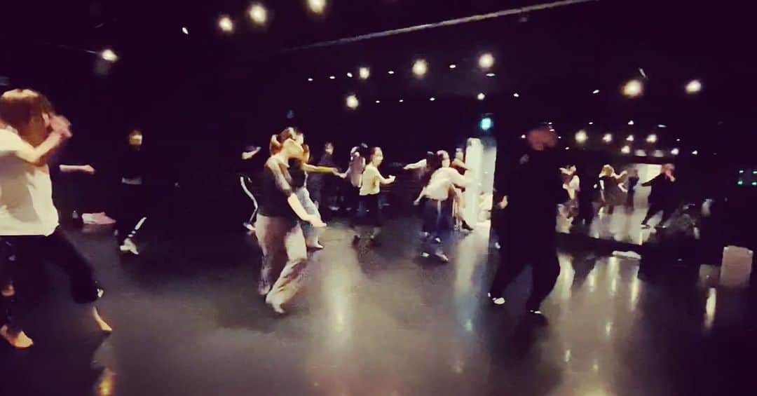 のインスタグラム：「今日のレッスンも マジしんどかったww.  やった事あるようで やった事なかった OneNight Only  #onenightonly  急に撮ってとお願いしちゃった アカペンせんせ ありがとね  いざ踊ったら 左腕のシャツの袖が 落ちてきて すげー気になりながら 踊ったのwww  さて問題です！  俺はこの動画の中 何回 しれっと袖捲り してるでしょうか？？😂  @danceworks_jpn」