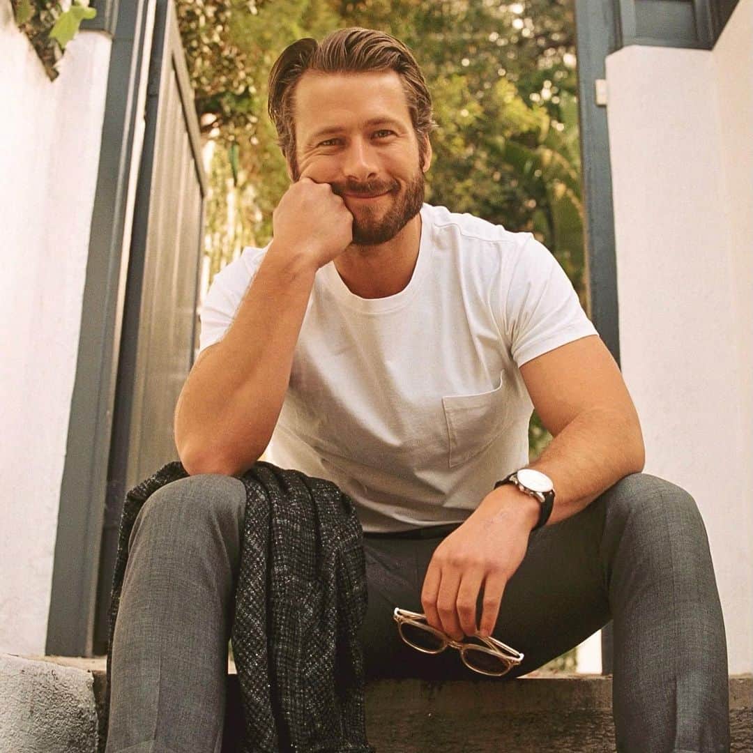 グレン・パウエルのインスタグラム：「Smiling in the rearview mirror @hollywoodreporter」