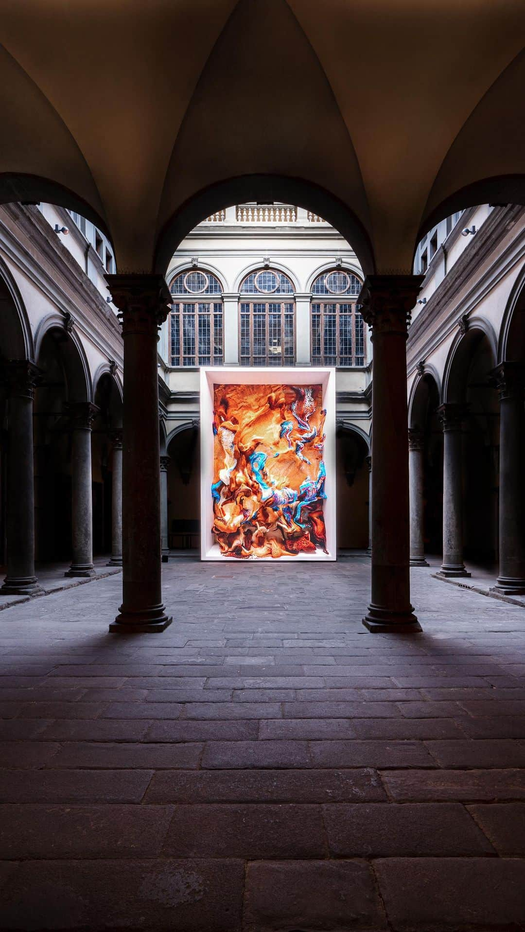 パラッツォストロッツィのインスタグラム：「“Let’s Get Digital!” è il progetto che Palazzo Strozzi dedica alla rivoluzione dell’arte degli NFT. Arturo Galansino (Direttore Generale, Fondazione Palazzo Strozzi, Firenze) e Serena Tabacchi (Direttrice MoCDA, Museo d’arte digitale contemporanea) hanno realizzato un percorso, tra il cortile e la Strozzina, che accoglie installazioni digitali ed esperienze multimediali create da artisti internazionali che esprimono le nuove e poliedriche ricerche della Criptoarte: Refik Anadol, Anyma, Daniel Arsham, Beeple, Krista Kim e Andrés Reisinger. “Let’s Get Digital!” è promossa e organizzata da Fondazione Palazzo Strozzi e Fondazione Hillary Merkus Recordati. _ Video: The Factory Prd. Grafica: RovaiWeber design. Musica: "Arcadia", 2021, Andrés Reisinger, Arch Hades, RAC, courtesy the artist  and Collection RFC - Pablo Rodriguez-Fraile & Desiree Casoni  #LetsGetDigital #NFT #Cryptoart #PalazzoStrozzi #Firenze #Florence #ContemporaryArt #ArteContemporanea @arturogalansino @serena.tabacchi」