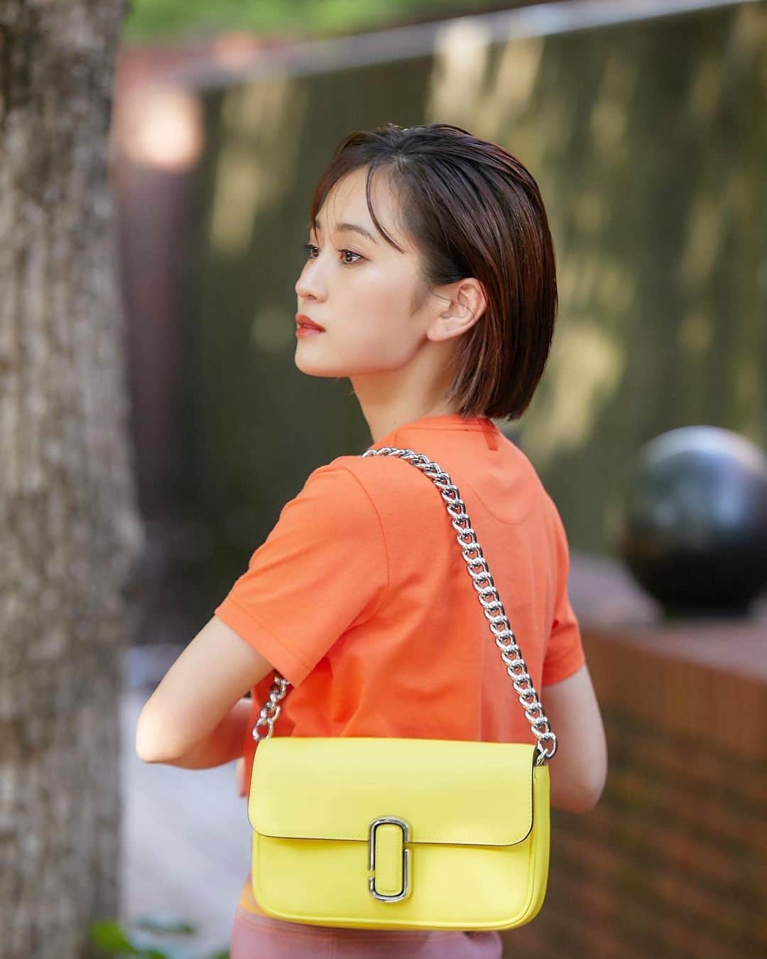 前田敦子のインスタグラム：「. アイコニックなJ MARCのショルダーバッグ 💛💛💛🧡💛  #marcjacobs」