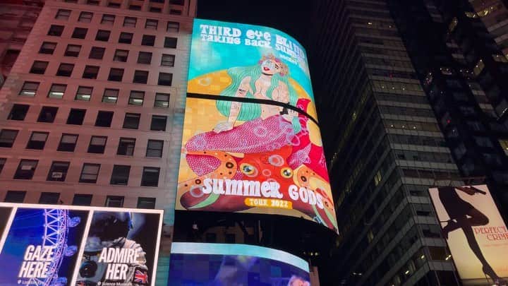 Third Eye Blindのインスタグラム：「SJ in rainy NYC with the Summer Gods Tour in Times Square. It’s impossible to be blasé.   #SummerGods #3EB #25YearsInTheBlind」