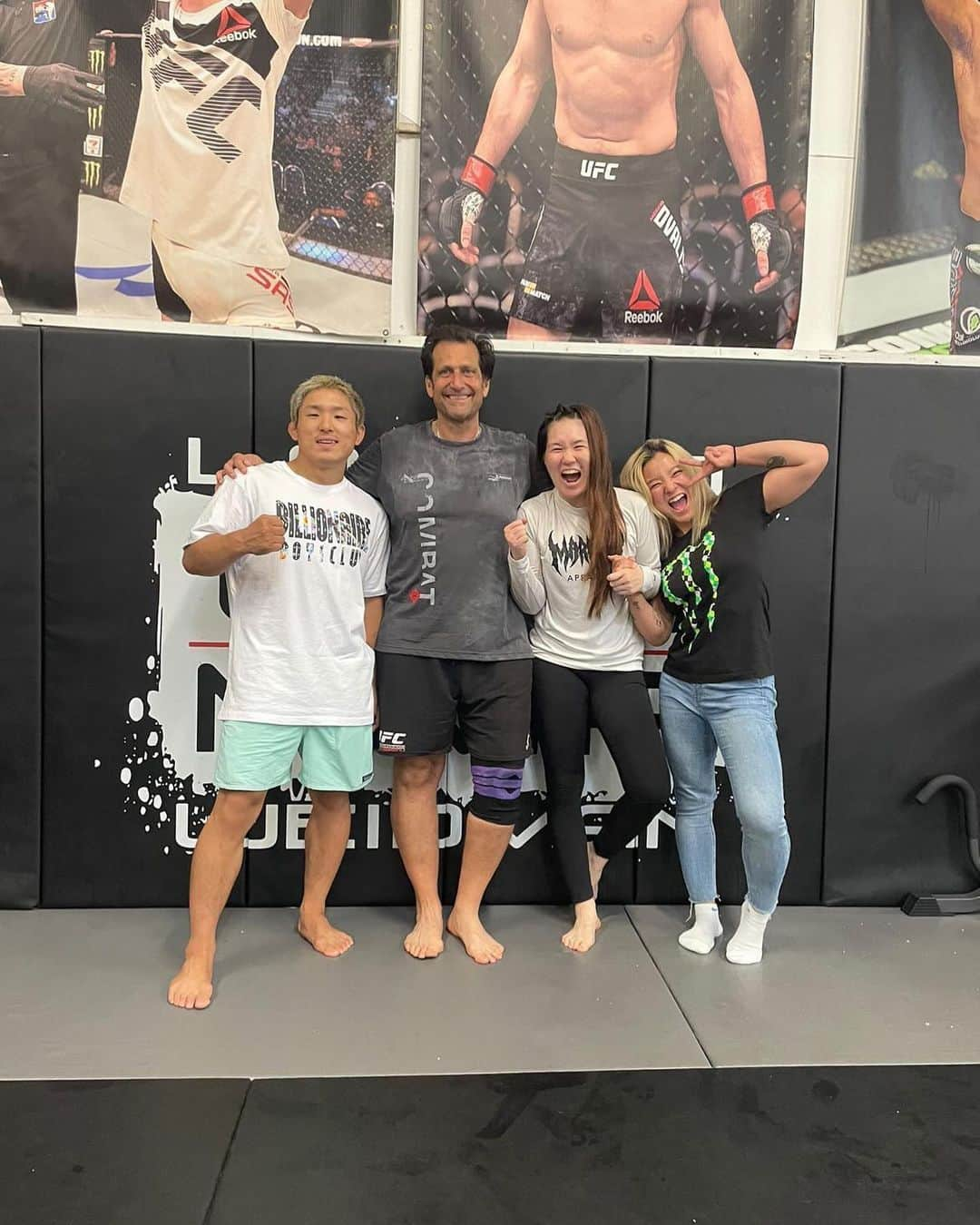 魅津希（井上瑞樹）のインスタグラム：「Today is the last day of their workouts. I had fun to training with brother and sister. They only trained in the U.S. for a month,there's more to do. I think everyone knows that skills don't improve easily in a short period of time. I’m looking forward to seeing you again guys.😘  2週間ありがとう😘  #longoandweidman #raylongo #mma #marrionapparel #平田樹 #平田直樹 #abematv #onechampionship #Japanese #teammates #thanks」