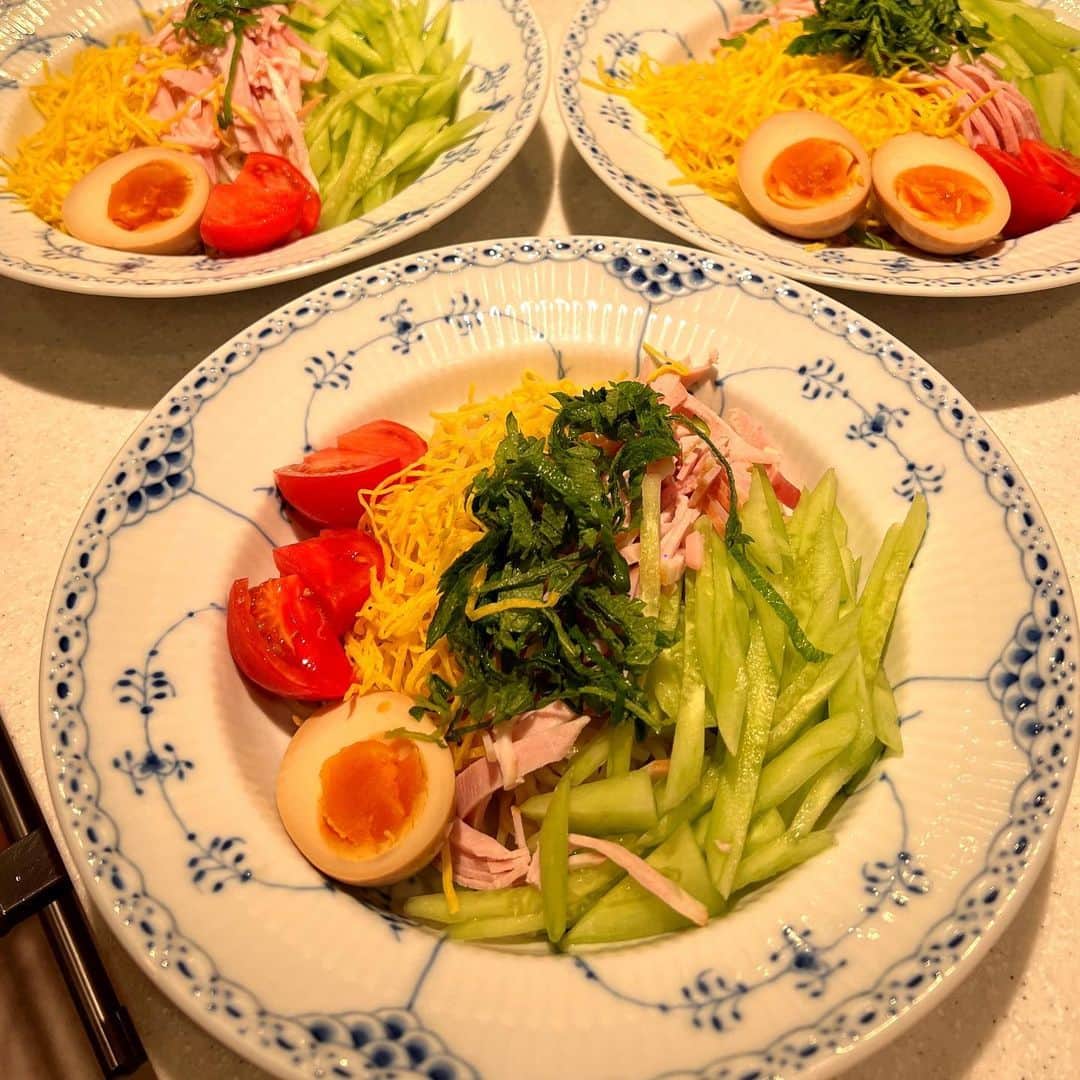 早見優さんのインスタグラム写真 - (早見優Instagram)「Yes, it’s that time. Cold noodles with cucumber, egg, ham, Japanese Shiso leaves on top. So refreshing!  #冷やし中華 #japanesecoldnoodles #japan #noodles #japan #japanesefood」6月4日 14時47分 - yuyuhayami
