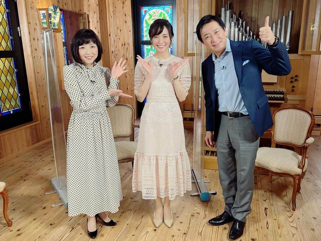 繁田美貴さんのインスタグラム写真 - (繁田美貴Instagram)「*＊ 先週の写真と何かが違う！？ 並び順、です💡 実は今日の放送で 『エンター・ザ・ミュージック』を卒業します。 ということで、 写真の真ん中に入らせて頂いちゃいました！ 鴎子さんはこの番組のアドバイザーでもあり、 ゲスト出演の回数も最も多く 大変お世話になりました。 藤岡さんは言わずもがなですが 大変大変お世話になり、、 私に音楽の知識がまるでなかった 2014年10月の番組開始当初から、 トンチンカンな発言も面白がって下さり、 相棒と呼んで頂けること、すごく嬉しかったです。 そんな大好きなお兄さんお姉さんに挟まれての卒業写真。 今日の放送もぜひ！ご覧下さいね！！ #番組卒業 となる今回は、先週に引き続き #ラフマニノフ の #交響曲第2番 を、 #音楽構成作家 の #新井鴎子 さん、そして #藤岡幸夫 さんと一緒にお送りします！ #BSテレ東 #毎週土曜 08:30〜 #エンターザミュージック #今日もこれからも #素敵な朝をお過ごし下さい♪」6月4日 7時29分 - handa_miki