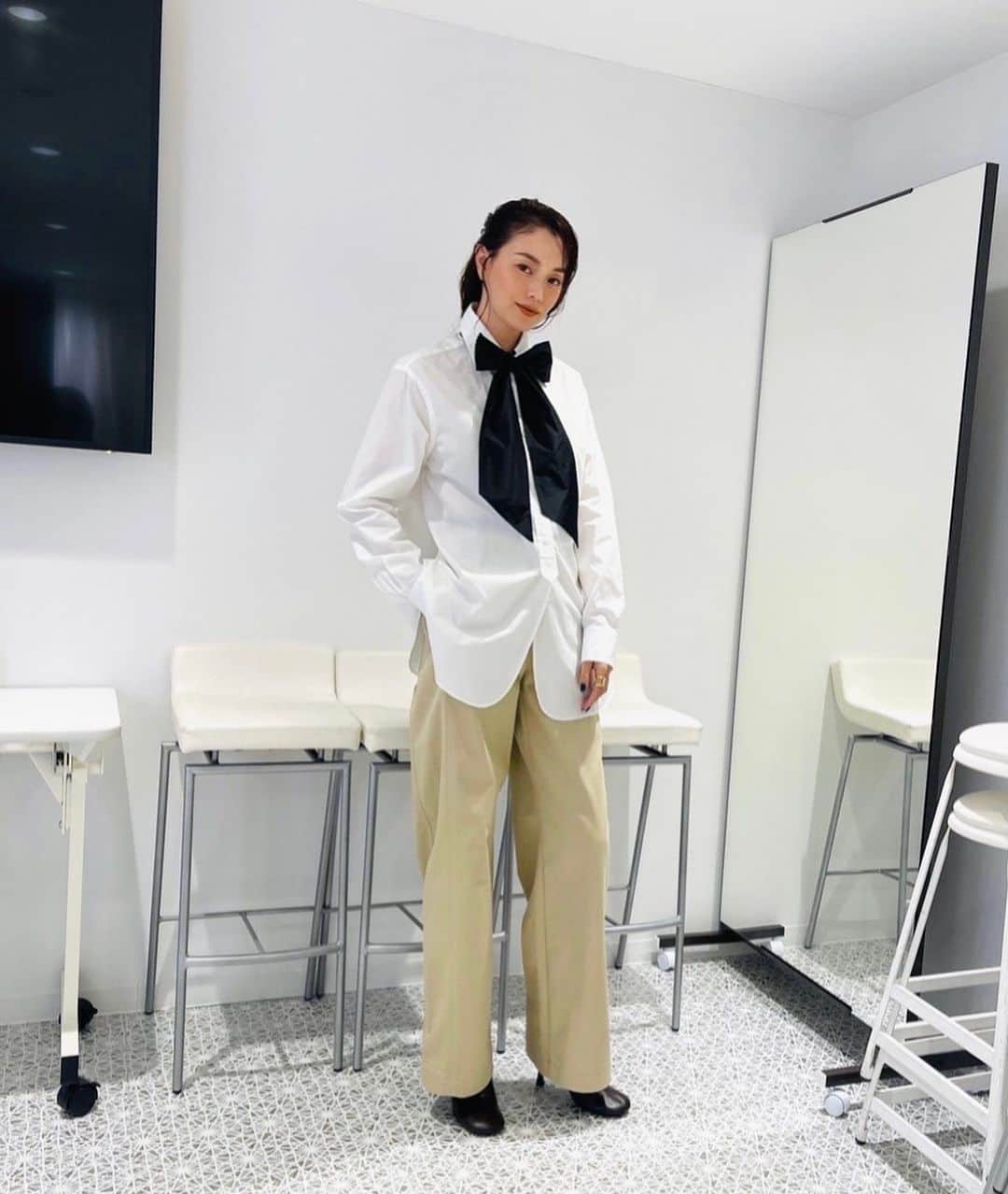 蛯原友里さんのインスタグラム写真 - (蛯原友里Instagram)「・  昨夜は『BeauTV』OAでした♡  #ootd shirts & pants... @estnation_jp ring… @milamore_japan shoes... @tonybianco earcuff... @messikajapan  #beautvVOCE #vocemagazine #テレビ朝日 #金曜は夜ふかしするとキレイになる」6月4日 8時10分 - yuri_ebihara