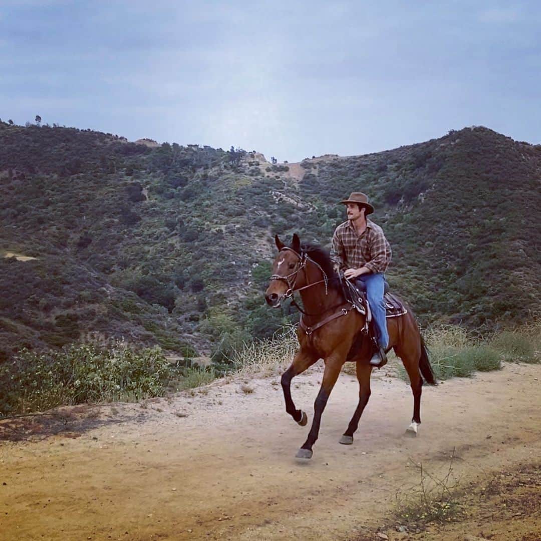 ボー・マーショフのインスタグラム：「0-1 as a professional race horse, undefeated as my friend. #yeehaw #horses #neigh #flannel」