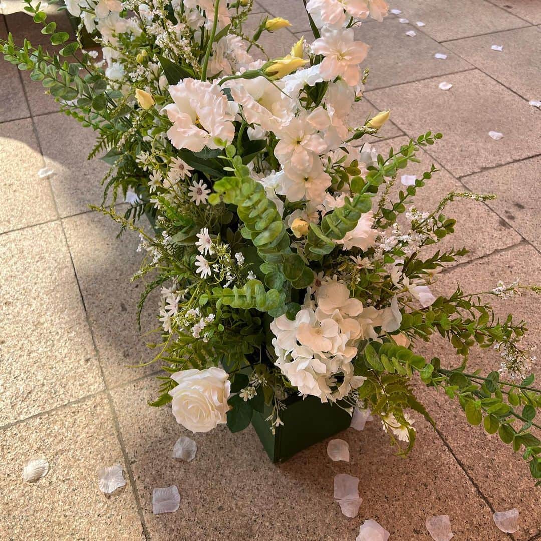 ハ・ヨンスのインスタグラム：「한국에 잠시 돌아와 친구 커플사진 촬영, 축사, 행진길 꽃잎 뿌리기, 포토테이블 설치 및 철수, 식장 내부 분실물 체크, 마지막 짐 운반 및 정리까지 해내고 나니 양가적 감정이 밀려와 며칠동안 무척 공허했다.  충만하다가도 곧잘 쓸쓸했던 것이다.  하지만 그만큼 이 결혼식은 형용할 수 없을 만큼 특별했다. 그러므로 내가 주체적으로 추억하고자 이번 축사를 기록한다.  (P.S. @aluu_sooji 수지부원장님의 눈물 차단 메이크업 덕분에 팬더 안 됐어요. 💕)  유라에게.  이 축사는 한 번에 쭉 써내려간 글이 아님을 고백한다. 해가 중천인데 네가 사무치게 그리워질 때  ‘아, 이게 아니야’ 하며 몇 번이나 썼다 지웠다 하거나,  단순히 잠이 오지 않을 때 문득 네가 떠올라서  낙서처럼 습작처럼 몇 문장씩 휘갈겨버린 것들의 결실이야.  습작이란 말이 응당한 건, 불면증이 심해져서 쉽게 잠들지 못했던 요즘까지도,  사실 머릿속으로 타국에서 너를 그려보기도 했기 때문이야.  써놓고 보니 나 되게 멋있는 화가같다.  우리가 기어코 그림을 하겠노라고 서울에 상경해서 버티던 입시 생활 시절에 삼각김밥과 컵라면으로 끼니를 때우고, 같은 고시원에서 살고, 그 생활 안에서 크나큰 유대감이 생기고, 가끔 밤까지 얘기하고 싶을 땐 롯데리아에서 감자튀김 하나로도 거뜬했지.  롯데리아 근처 노래방에서 네시간 열창도 서슴없이 소화했고.  그 후로 너의 대학생활과 나의 생업이 겹쳐서 연락이 뜸했어도  늘 곁에 있었다는 듯이 익숙하고 돈독했던 우리.  술을 좋아하지 않는 우리는 삼겹살엔 늘 사이다였고,  빵이나 케이크를 좋아하는 것도 같았어.  네가 그림을 놓지 말라고 조언해줘서 작은 전시도 함께 하고..  결국 아이러니하게도 나는 그림을 멈추고 10년 동안 연기자로 살았지만, 그 가운데 참 좋았던 기억을 꼽자면 바로 떠오르는 게 있네.  신인 시절 필리핀에서 제대로 큰 광고촬영을 해내고  자유시간에 해변가를 걷는데 뚱이 인형이 노점에 있었거든.  큼직한 종이가방에도 들어가지 않는 크기였지만 무작정 내가 그걸 너한테 사주고 싶은 거야.  지금 생각해보면 어디서든 살 수 있는 인형이고 정말 몇 푼 되지도 않았는데.  부푼 마음으로 어떻게든 끌어안고 한국에 왔지.  그리고 너를 만나 건네줬어.  근데 몇 년이 흘러 그 인형이 너덜거리고 지저분해졌는데도 네 침대 위에 그대로 있는거야. 나는 거기서부터 너를 더 좋아하고 존경하게 됐어. 내 마음과 우리의 세월, 의미를 알아주는 너를.  그리고 가끔은 차갑게 보여도 묵묵히 모든걸 다 들어주는  부드러운 너의 참모습을 힘껏 사랑해.  지금 이 글을 쓰면서도 그 모든 것들에 대한 그리움에  마음이 쏠려 잊지 못하고 몇 시간을 너에 대해 떠올린다. 고등학생때부터 지금까지, 인생의 절반이 너였으니까.  참 어릴때 만나 변화무쌍한 세월을 겪었지만  그래도 그 속에서 무엇이든 말할 수 있고  잘못 된 걸 되짚어줄 수 있는 서로가 있다는게  내 인생에서 얼마나 큰 기적인지.  너라는 친구를 얻게 돼서,  또 너의 결혼에 내가 축사까지 맡게되어 감격스럽다.  가장 가까운 옆자리는 이번에 넘겨드리게 됐지만 항상 네 뒤에 내가 있을게. 언제까지나.  신랑도 아닌 내가 이 자리를 빌어 맹세할 수 있는건 우리의 영원한 우정이야.  그리고 나는 너를 늘 내가 선택한 가족이라고 생각해.  살아갈 용기이자 유일무이한 내 일부. 사랑하고 축복한다. 우리 유라.   5월 29일,  연수로 부터.」