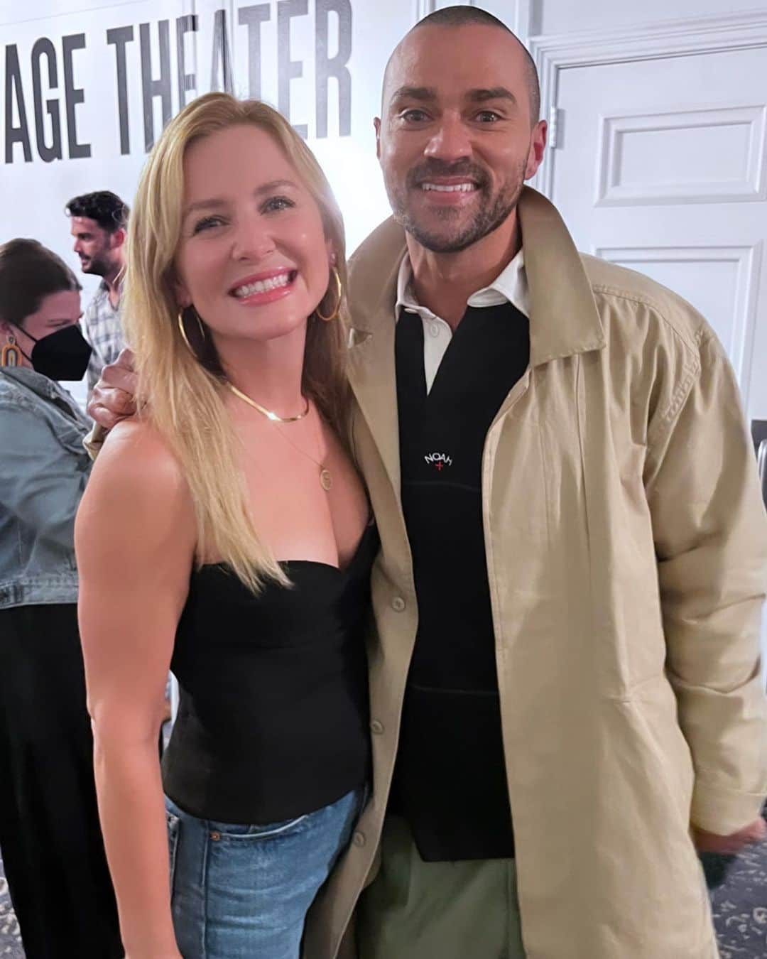 ジェシカ・キャプショーのインスタグラム：「I saw an incredible show on Broadway last night that made me laugh and made me cry and made me feel lots of feelings. And this one actor in it looked reeeeaaaaaalllly familiar to me.   Bright, shiny and new things all around...」