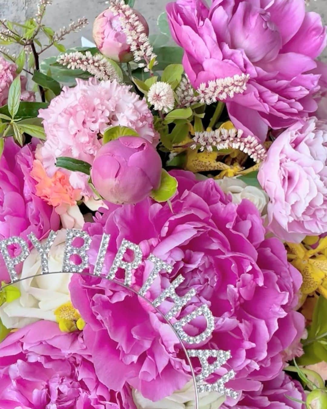 愛風ゆめのインスタグラム：「うわぁーん🥺 それはそれは本当に、 文字通りサプライズでした🫣 ありがとーー💓  レッスン中にお花屋さんが扉トントンって🚪 とーーっても大きなお花を抱えて💐 芍薬も薔薇もとっても大きくて🌹 ヒロインレッスンメンバー、最高ですー💓👏  #6月　#誕生月　がきた🙌💓 #芍薬　#バラ　#ピンク　#お花  #ありがとう」