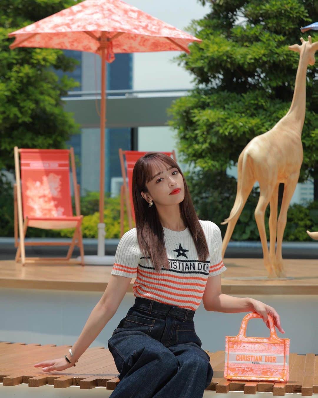 近藤千尋のインスタグラム：「DIOR🦒🏖👙🤍🤍🤍 素敵な空間で撮影してもらったよ📸  DIOR “DIORIVIERA” SPECIAL POP UP at GINZA 6/3〜6/19の期間、 GINZA SIX GARDEN  ギンザシックス内の 屋上庭園の特別エリアにて開催してます💕  子供も大喜びの動物さん達もいるので 是非遊びに行ってみてね❤️  @dior #Dioriviera *TBD」