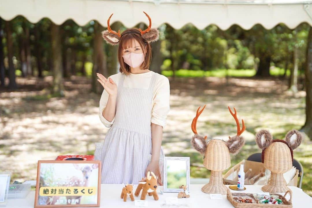 熊乃あいさんのインスタグラム写真 - (熊乃あいInstagram)「子鹿公開2022、初めての土曜日🦌  たくさんの方が子鹿を見にきていました♪  右から2番目のディスプレイされてる 鹿カチューシャ、何かが違うの分かりますか？  実は！  ツノが1.5倍✨✨✨✨ お値段は4000円です🦌  2個限定になります  #けものん#鹿カチューシャ #鹿のカチューシャ屋さん#子鹿公開 #奈良公園#奈良土産#奈良イベント #バースデーフォト #奈良 #鹿 #奈良観光 #奈良カフェ #ならまち #ならまちカフェ  #関西旅行 #撮影会 #ポートレート #portrait #japanesegirl  #kawaiistyle #deer #narapark #narajapan」6月4日 16時28分 - kemonon.nara