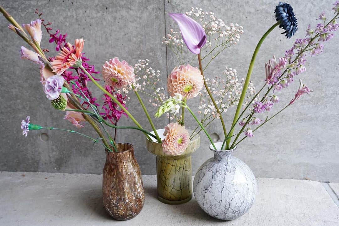 前田有紀さんのインスタグラム写真 - (前田有紀Instagram)「6月8日に開催する鎌倉のフレンチレストランLa vie @lavie.kamakura さんでのイベント。 私のパートは、お好きな花瓶にお花を生けていくワークショップ。La vieさんの世界観に合わせて、シーズン通して楽しめるsand beige、bronze、light grayの3種類の形と色の違うオランダ製のFIDRIOをご用意しました。私はこの器を手にするといつもワクワクして、お花も自由にのびのびが似合うなぁとときめいています。 参加者のみなさんにこの中から好きな花瓶を選んでいただき、La vieさんのコースの際には自分で生けたお花を眺めて、お帰りの際にお花とともにお渡しいたします。 お花はそのとき市場で出会ったものを使って。みなさんとの食事をご一緒できるのも楽しみにしています！  ＿＿＿＿＿＿  前田有紀× La vie スペシャルイベント 「flower workshop」  ▪︎日時 2022.6.8(wed)11:00open 11:15-14:30 ＊終了時間は前後する可能性があります。退出時間がお決まりの方は事前にお知らせください。  ▪︎料金：13,000円(税込) ＊当日現金でのお支払いをお願いいたします。  ▪︎内容  ▫︎flower workshop 前田有紀さんセレクトのflower vaseに花を生けます。完成した作品(flower vase,アレンジしたお花)は、お持ち帰りいただけるように準備いたします。  ▫︎La vie スペシャルランチ （特別コース、ウエルカムドリンク、食後のお飲物付き)  ▪︎お申込 mailにて申込受付いたします。  下記内容を記載の上、お申込ください。 ［mail］info@lavie-kamakura.com  ・お名前（フルネーム） ・当日連絡がつくお電話番号　 ・食材アレルギー有無  ＊返信にお時間を頂くことがございますが、先着順の受付とさせていただきます。  【携帯アドレスをご利用の場合】 迷惑メール対策のメールフィルターなどにより確認メールの受信ができないことがあります。 (info@lavie-kamakura.com)を受信できるように設定してください。  ▪︎お持ち物 エプロン、タオル  ＊駐車場は近隣のコインパーキングをご利用ください  〈FIDRIOについて〉 プロのフローリストだったマルセルとダニエラがはじめたオランダ発のプロダクト。伝統的なガラス工芸の技術を使った、美しい吹きガラスが織りなす世界観は、どんな空間、インテリアにも完璧にフィットします。ときにはオリエンタル、エキゾチック、さらには宇宙空間までもイメージさせる自由でユニークなコレクションは、花器に限らずインテリアアイテムとしても魅力的。使う者のインスピレーションの幅を広げてくれます。」6月4日 11時00分 - yukimaeda0117