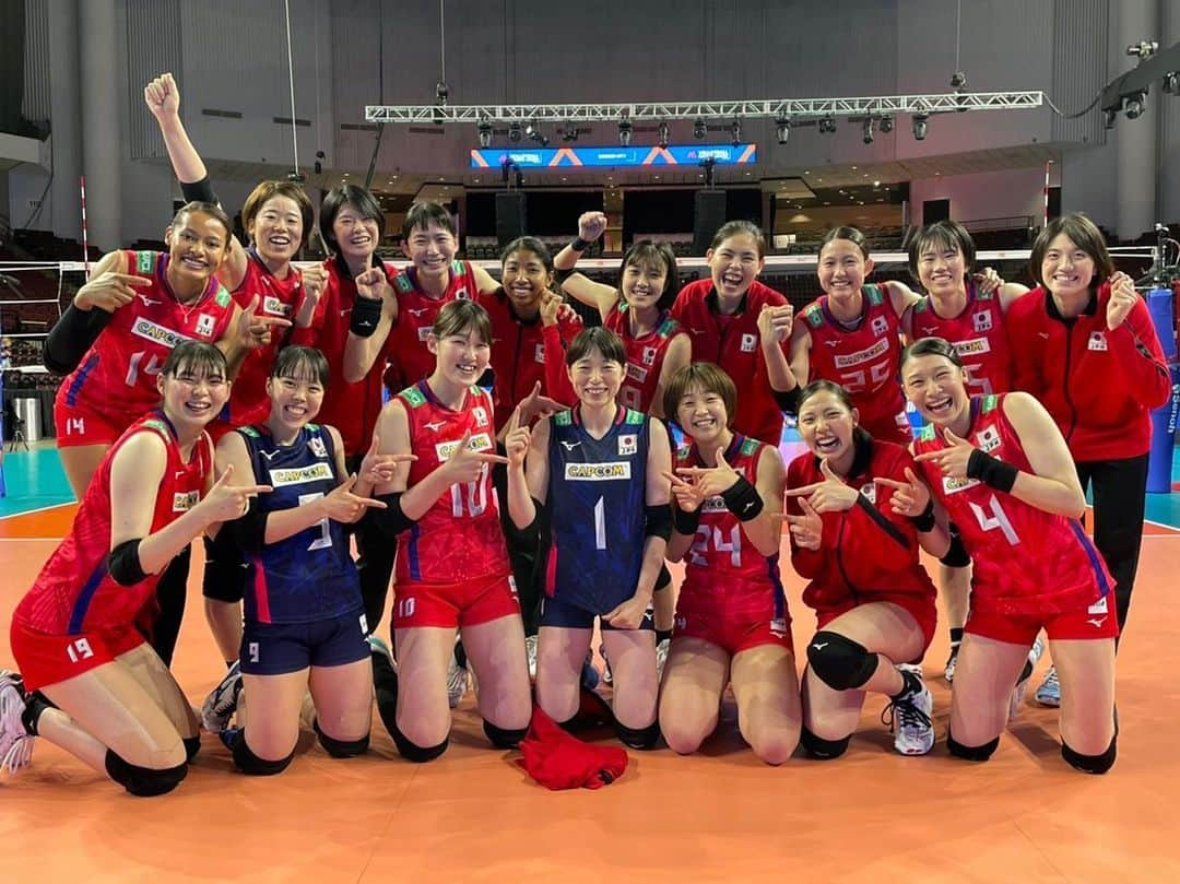 竹下佳江のインスタグラム：「#VNL#女子日本代表バレーボール #BS-TBS  #チーム提供写真　@jva_volleyball  #みんなイイ顔してる #応援よろしくお願いします  開幕から2試合解説させていただきました #川合俊一会長 #土井アナウンサー #熊崎アナウンサー 6月5日はドミニカ戦 バトンタッチ🙏 @erika_araki_official  @saoriiiii819  ダブル解説が楽しみすぎる🥰🥰🥰 21:00からです📺 @tbs.volleyboo」