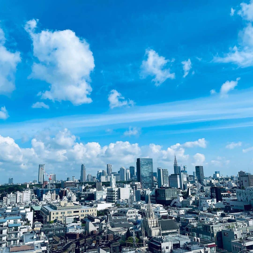 堀未央奈さんのインスタグラム写真 - (堀未央奈Instagram)「☁️  東京🫶🏻  こういう都会だなーっていう 景色を見たり電車から街を見たり 新宿や四ツ谷に来たり 少し夏の匂いがしたりすると 君の名は。とか 天気の子を観たくなるのわかりますか？  ☁️🫶🏻  今日もがんばりましょう☺︎」6月4日 11時15分 - horimiona_official