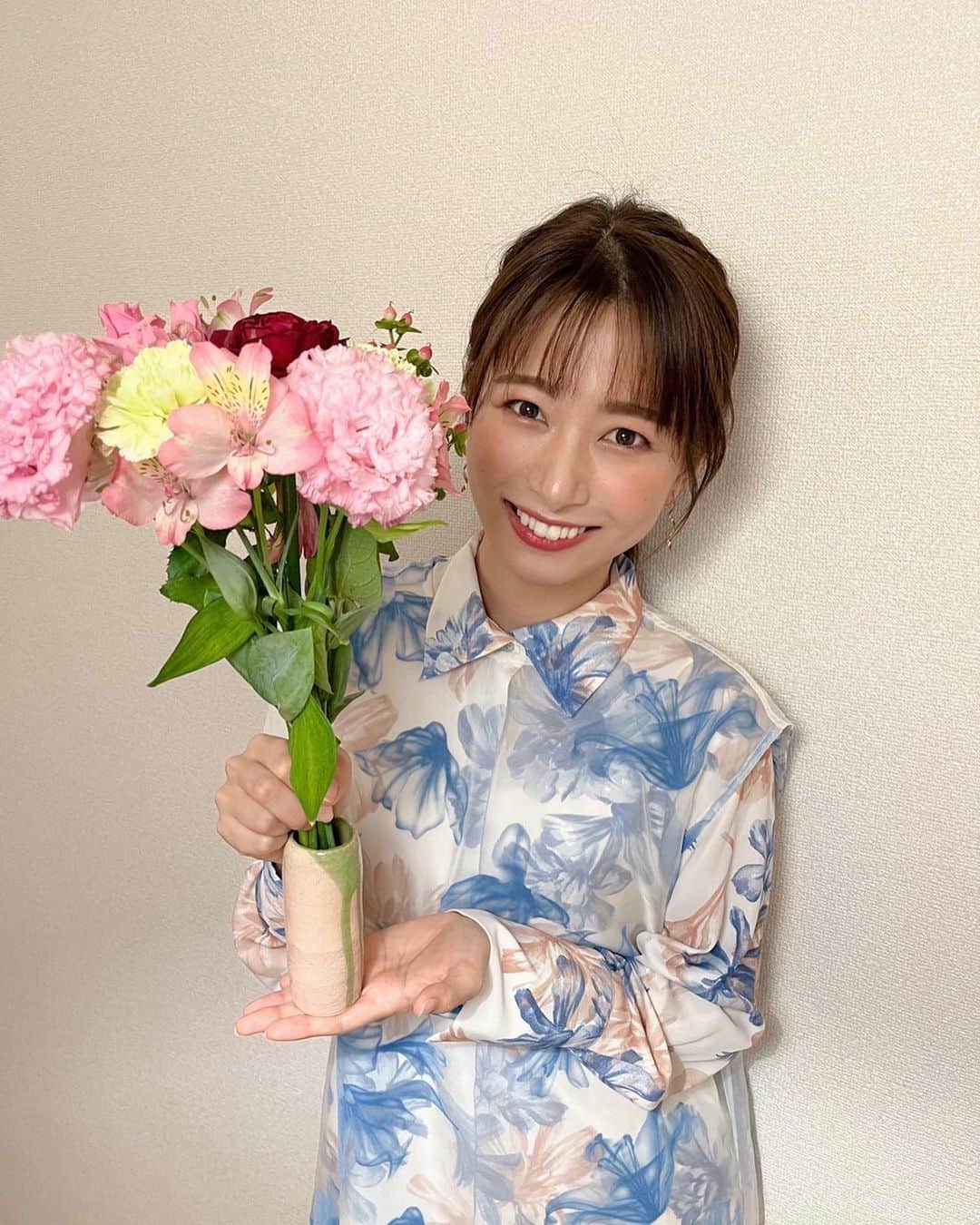 フジテレビアナウンサーのインスタグラム：「海老原優香です！  ろくろを回して自分で作った花瓶に、 どんなお花を生けようか考えるのが日頃の楽しみです💐  と、言いつつ、、 本当はいちごを食べてる間の方がハッピーだったりもします🍓  #花より団子#🌷#🍓 #思わずかじってしまった#いちご  #フジテレビアナウンサー #海老原優香 #8ッピー」