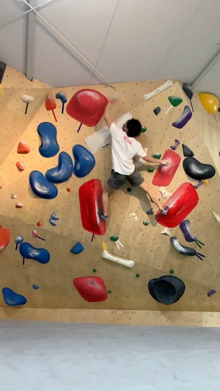 大高伽弥のインスタグラム：「This love🐣🐣🐣 @bluepillclimbing   #climber #boulderinggym #climbinglife #cordination #dyno  #bouldering #climbing #routesetting   #indoorsports #maroon5 #thislove #helthylifestyle #shoulders #favoritesong  #ボルダリング #クライミング  #クライミングジム #ボルダリングジム #インドア #ラーメンインスタグラマー #今を楽しむ #自由に生きる #肩トレ #怪我をしない身体作り #ふわふわタイム」