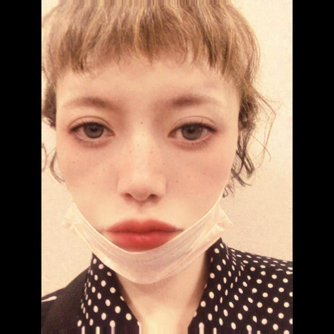 広田レオナのインスタグラム：「昨日、肺ガンの手術後1年の検診に行ってきました 私は幸いにもペットでも見つからなかった肺ガンを見つけてもらい1番大きな左肺とリンパを9個とってもらい…何故かかなりしんどいが後はリハビリだけだと思っていましたが…再発したら肺ガンの場合死を意識しないといけない😅知らなかった😂再発防止の事は全然気にしていなかったので😅術前と同じ事をしてしまっていました😂どれだけおめでたいのだワシは😂 これからはもっと自分を大事にし、この癌の最大の要因であるストレスを軽減し残りの人生を楽しく生きたいと思います✨ とりあえず毎日頑張っている私にご褒美を自分自身であげる事にしました😂 それは今大好きな甘いトマトだったり…エシレのカヌレだったり…たいしたご褒美ではないですが😅たまには鰻やフカヒレなんかも😂… そして、去年からチョコチョコ撮っていましたが24日に正式にクランクインする私のオリジナル脚本の映画、『粛々のモリ』を最後まで撮り終える事…無事に世に出すこと…私の生きる糧です そんな毎日を送っていけば…再発なんかしないはず😅 あくまでも楽観的なあてくしです🍀どうか楽な感じで見守っていただけるとコレ幸い💕 #楽しい終活 #明るい未来 #今回の検診の結果は問題なしでした✨」